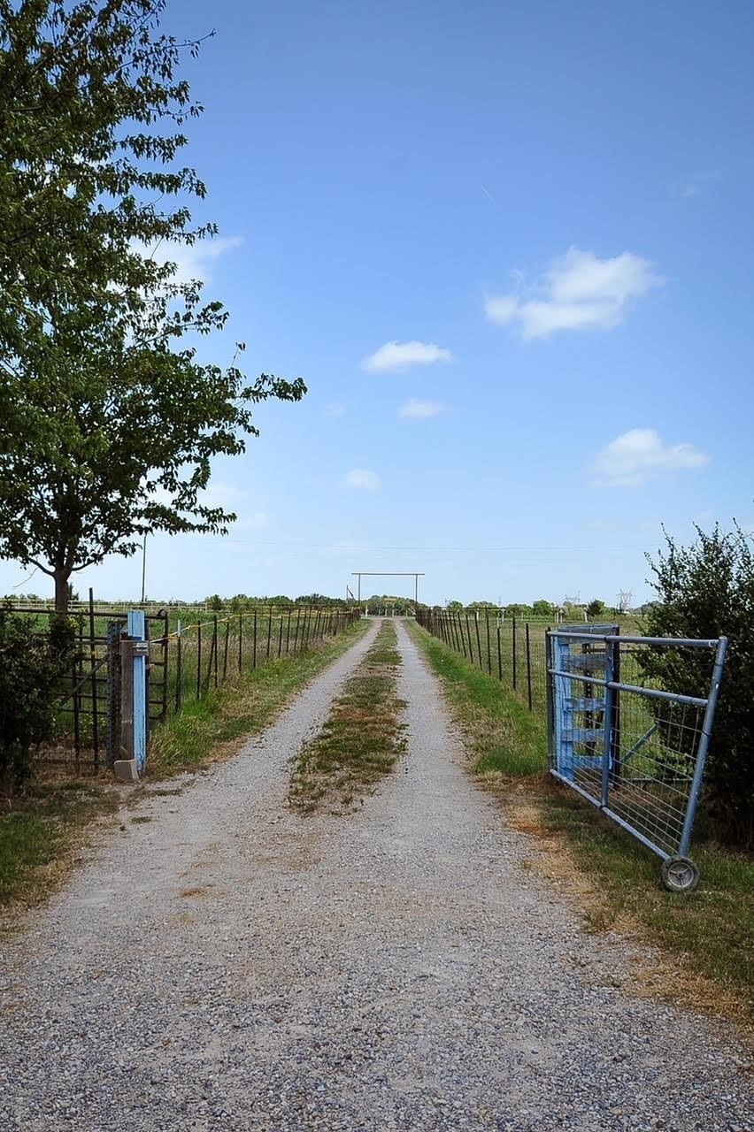 Property photo 02 of 806 N Fm 1752, Savoy, TX 75479 | MLS #21247588