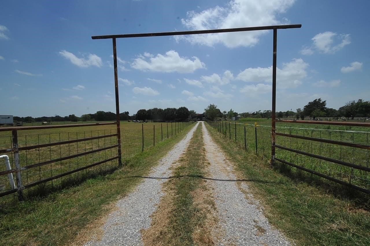Property photo 03 of 806 N Fm 1752, Savoy, TX 75479 | MLS #21247588