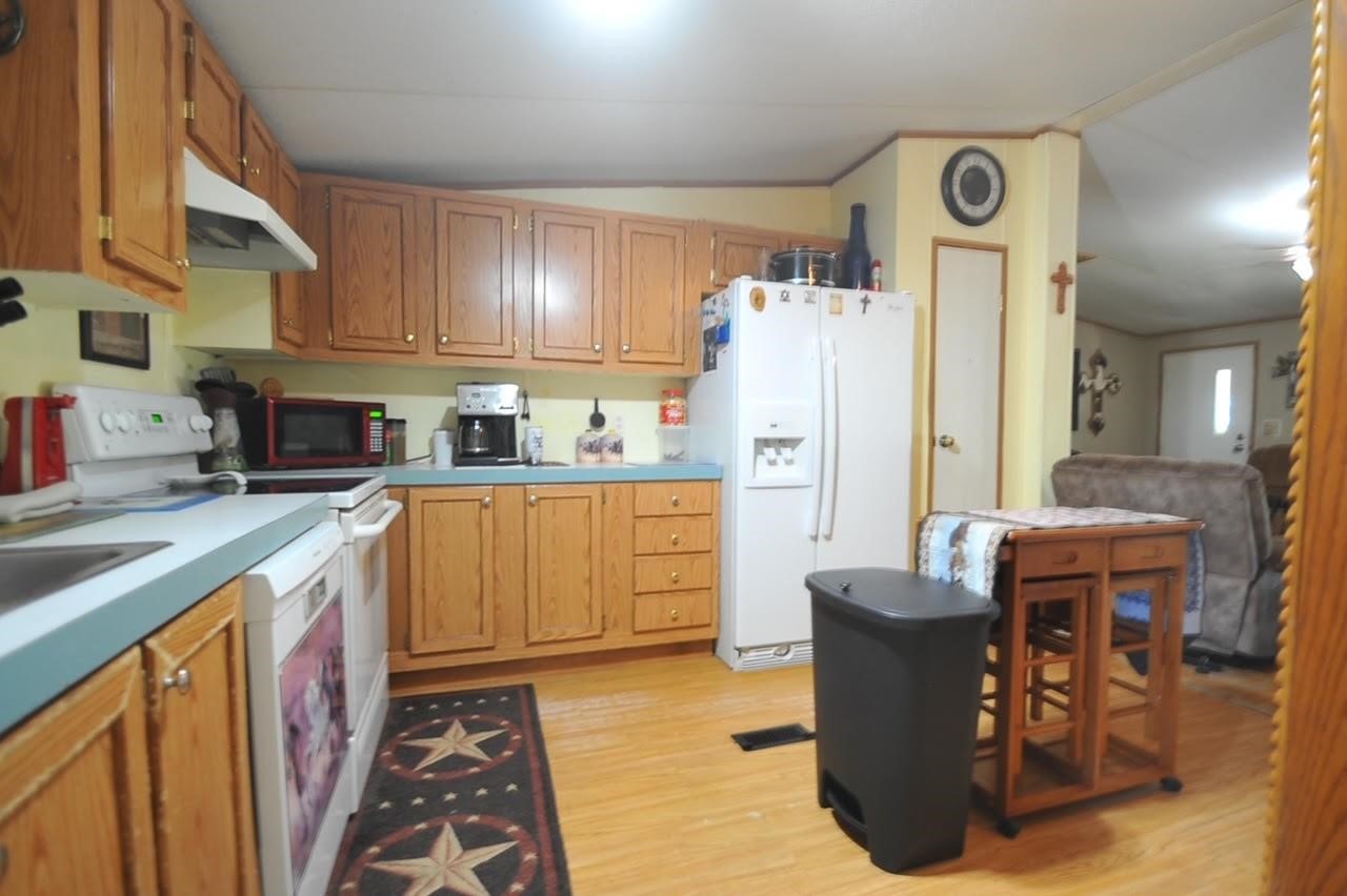 Property photo 04 of 806 N Fm 1752, Savoy, TX 75479 | MLS #21247588