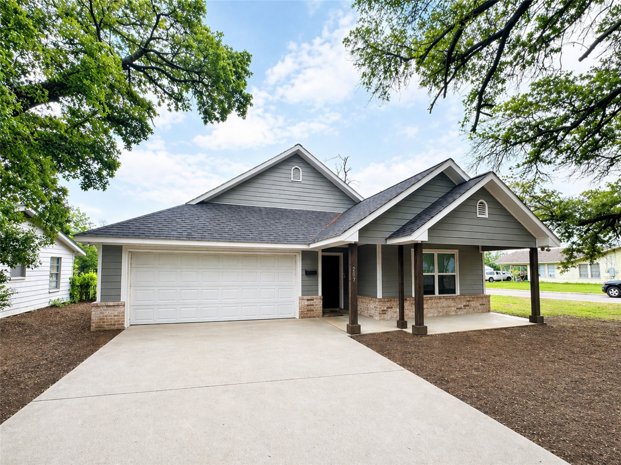 Property photo 02 of 207 E Mccoulskey Street, Terrell, TX 75160 | MLS #21247816