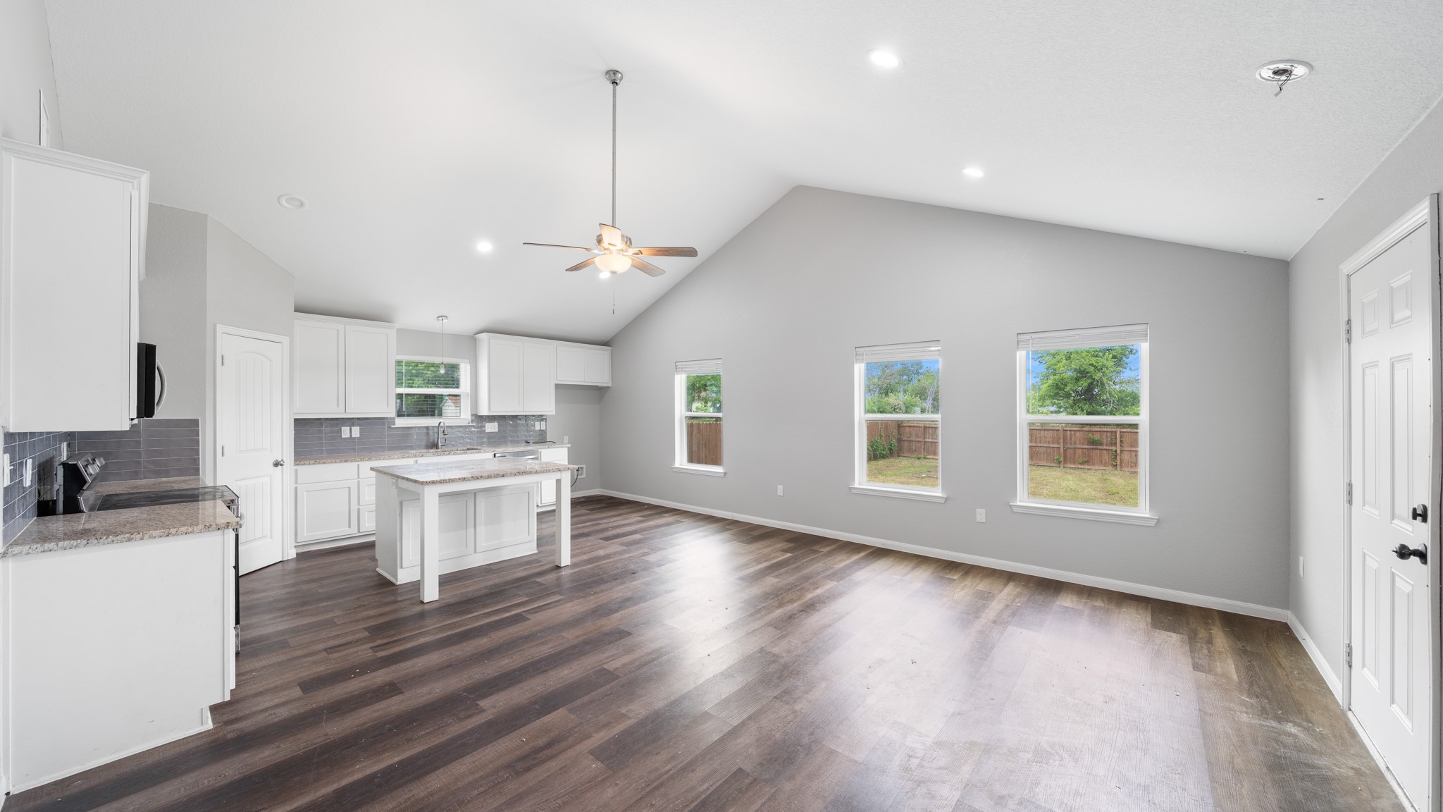 Property photo 04 of 207 E Mccoulskey Street, Terrell, TX 75160 | MLS #21247816