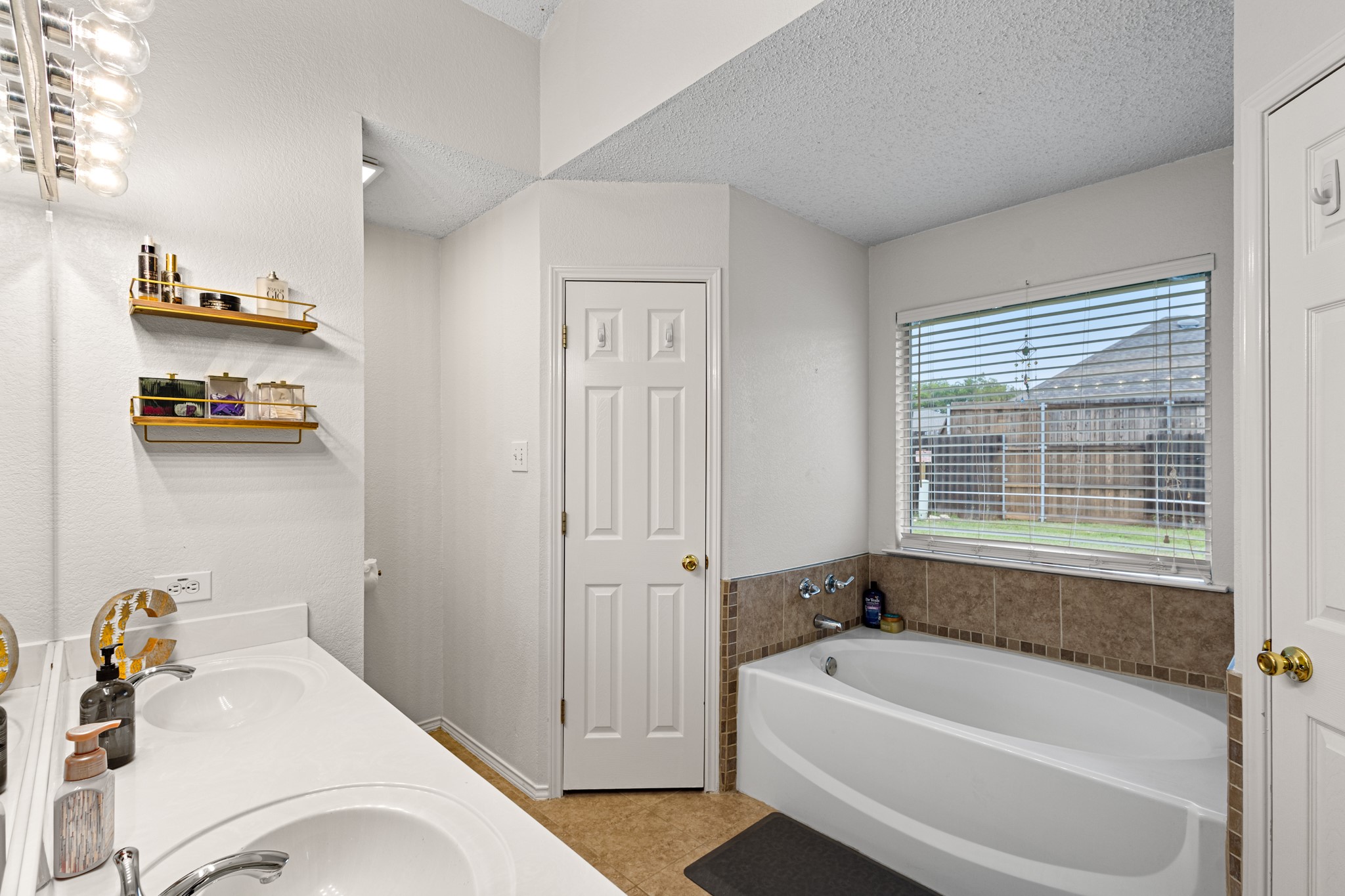 101 Saint James Court, Rhome, TX, 76078