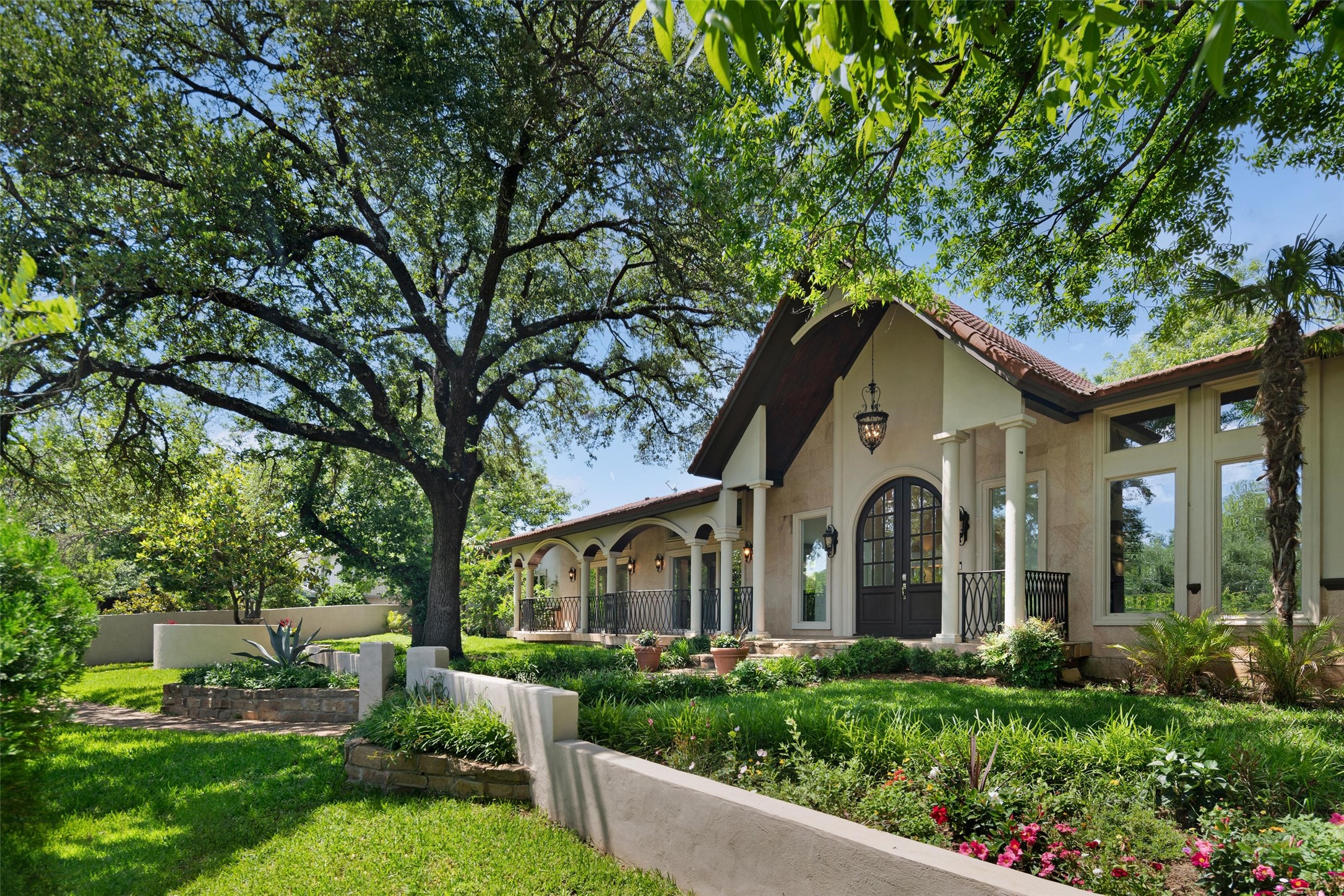 Property photo 01 of 6181 Preston Creek Court, Dallas, TX 75240 | MLS #21249137