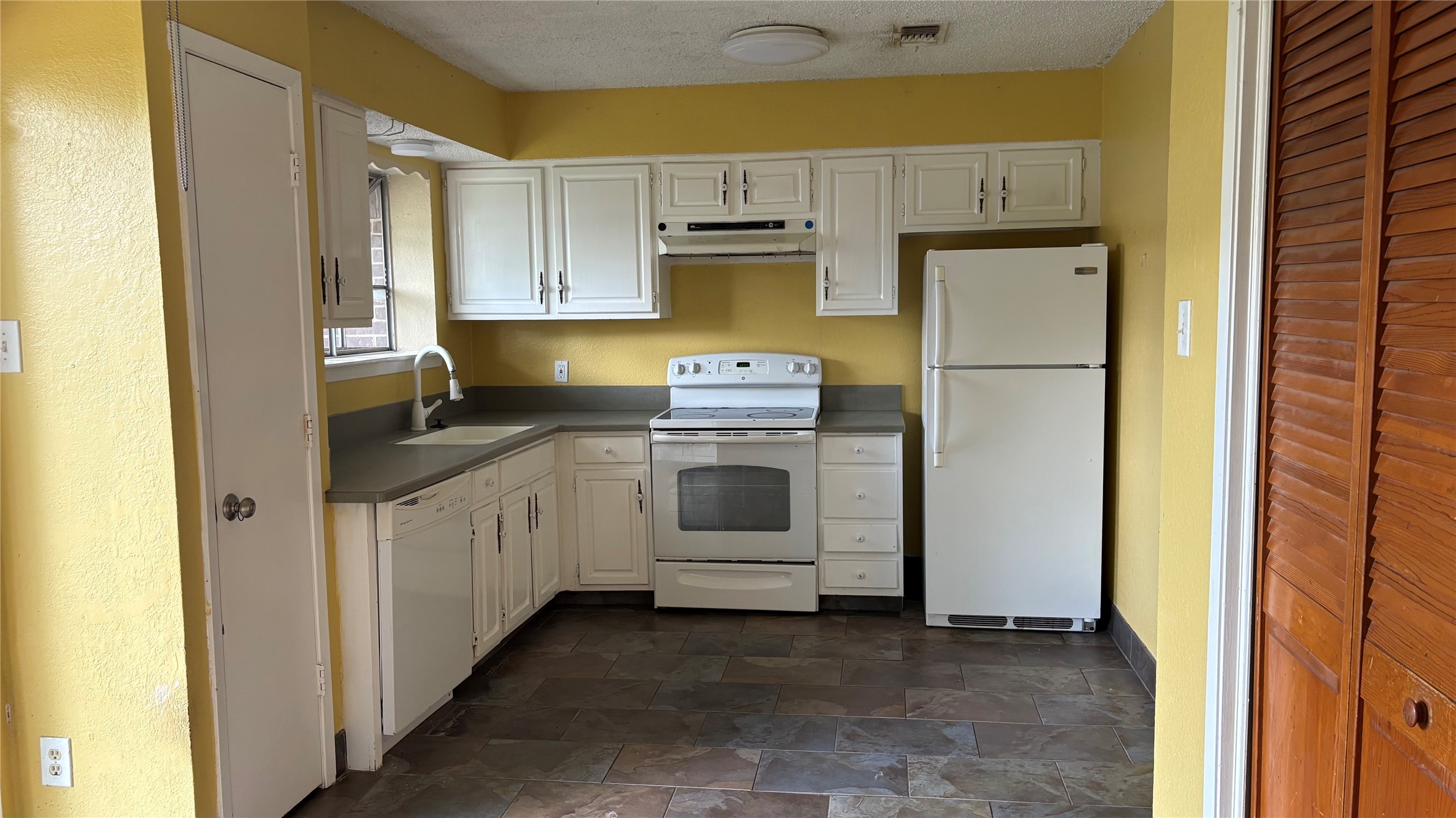 400 Indian Crest Drive, Saginaw, TX, 76179