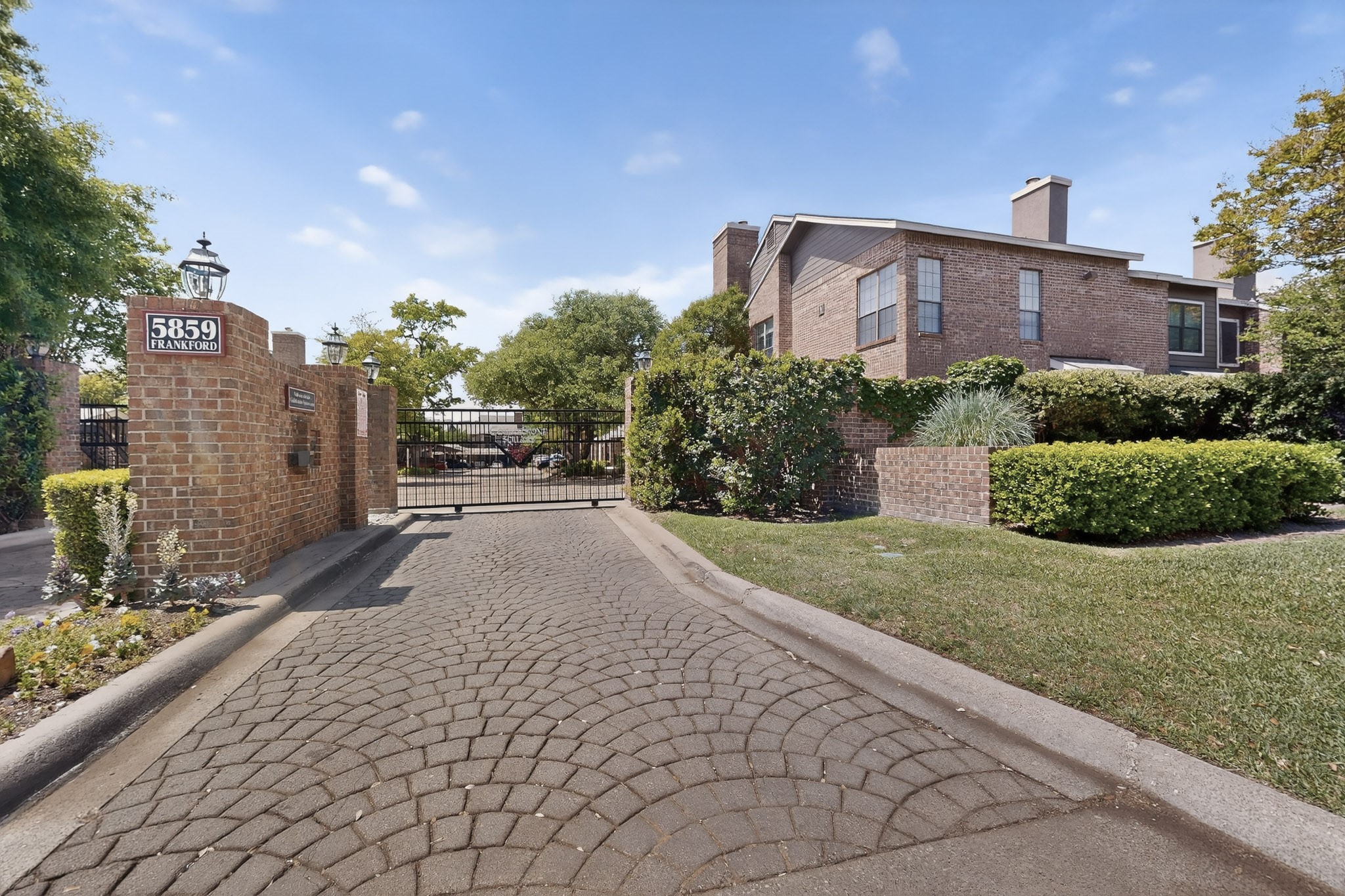 Property photo 02 of 5859 Frankford Road UNIT 512, Dallas, TX 75252 | MLS #21249877