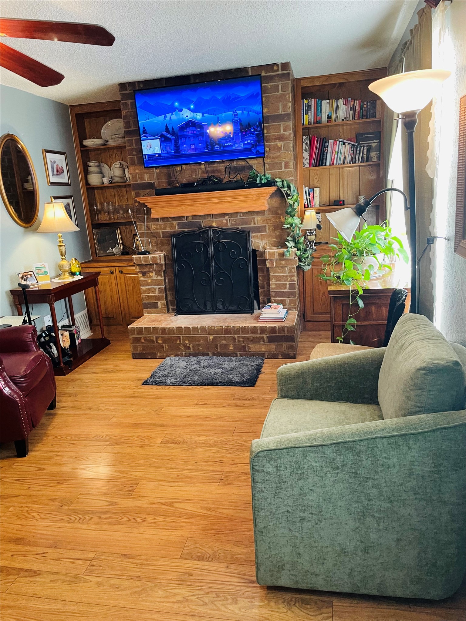 Property photo 04 of 518 Pecan Acres Court, Arlington, TX 76013 | MLS #21250635