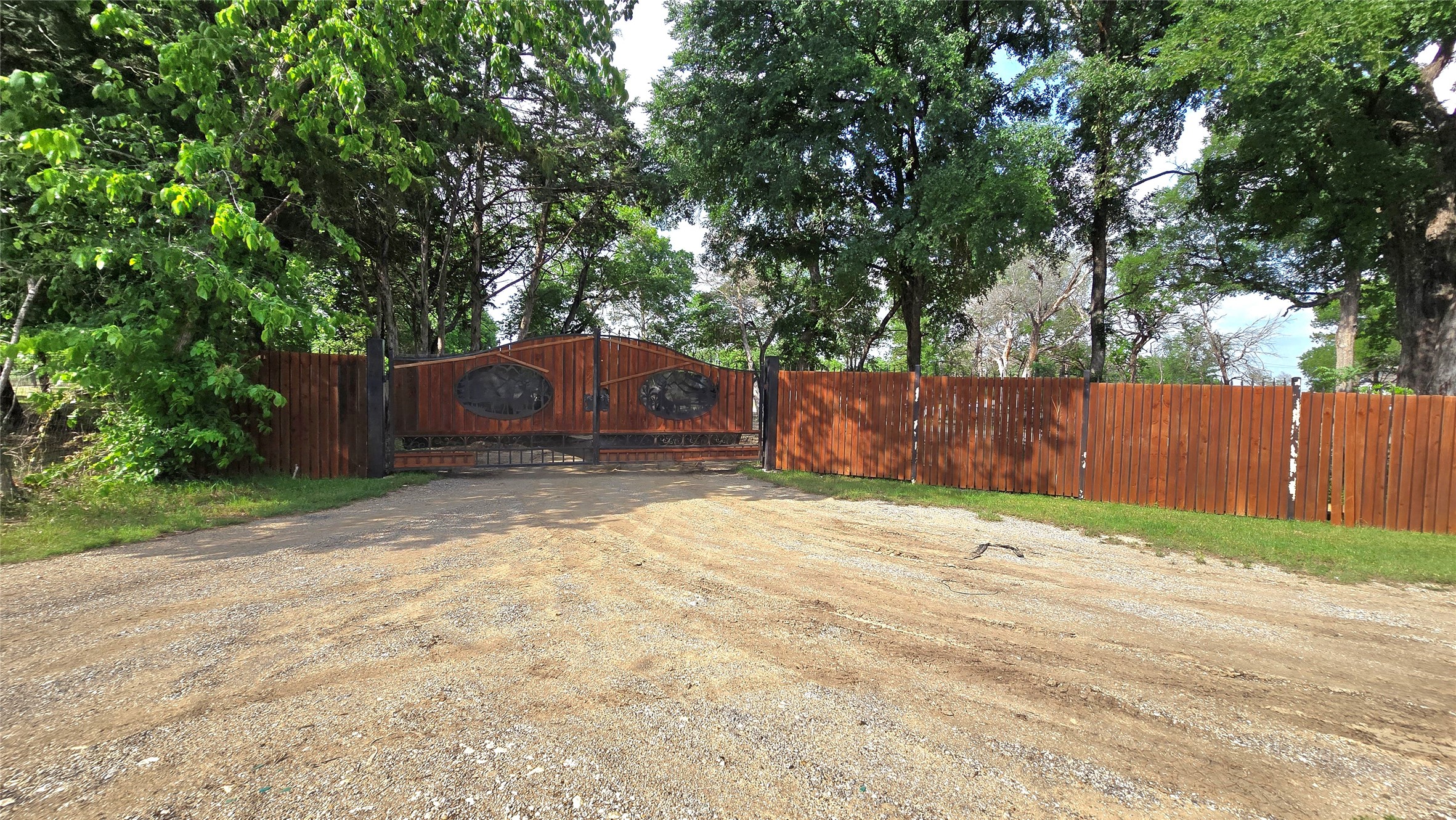 Property photo 01 of 2401 Gibbs Williams Road, Dallas, TX 75233 | MLS #21250724