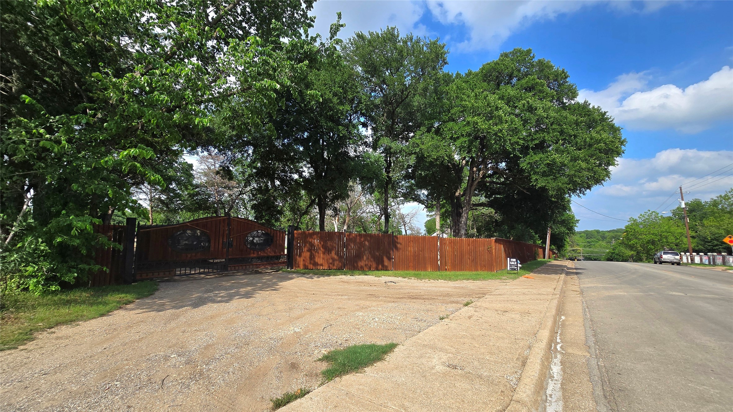 Property photo 02 of 2401 Gibbs Williams Road, Dallas, TX 75233 | MLS #21250724