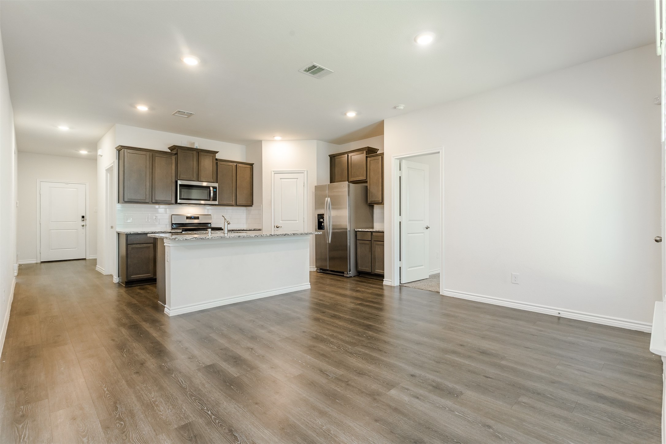 Property photo 04 of 406 Saddle Club Way, Princeton, TX 75407 | MLS #21252914