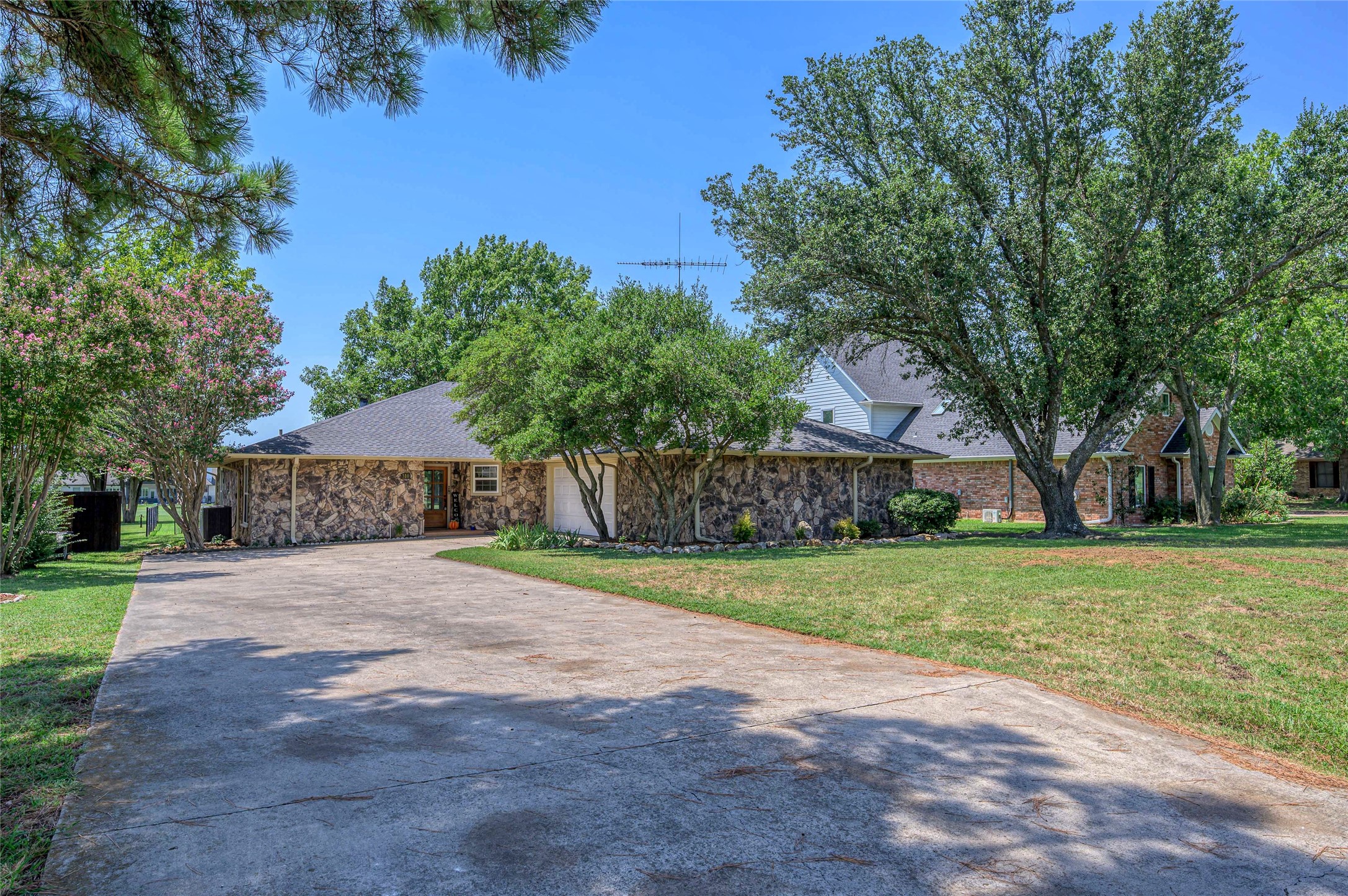 Property photo 02 of 310 Navajo Trail, Gainesville, TX 76240 | MLS #21253601