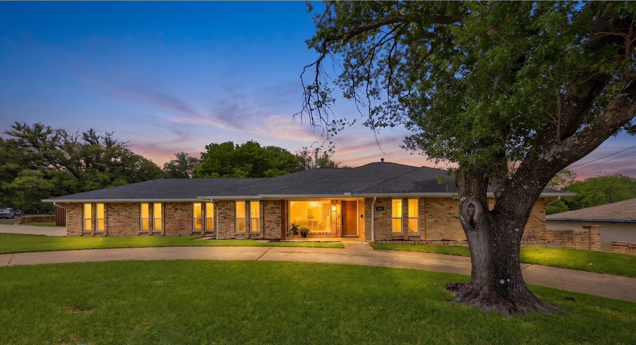 Property photo 01 of 1909 W Red Bird Lane, Dallas, TX 75232 | MLS #21253823