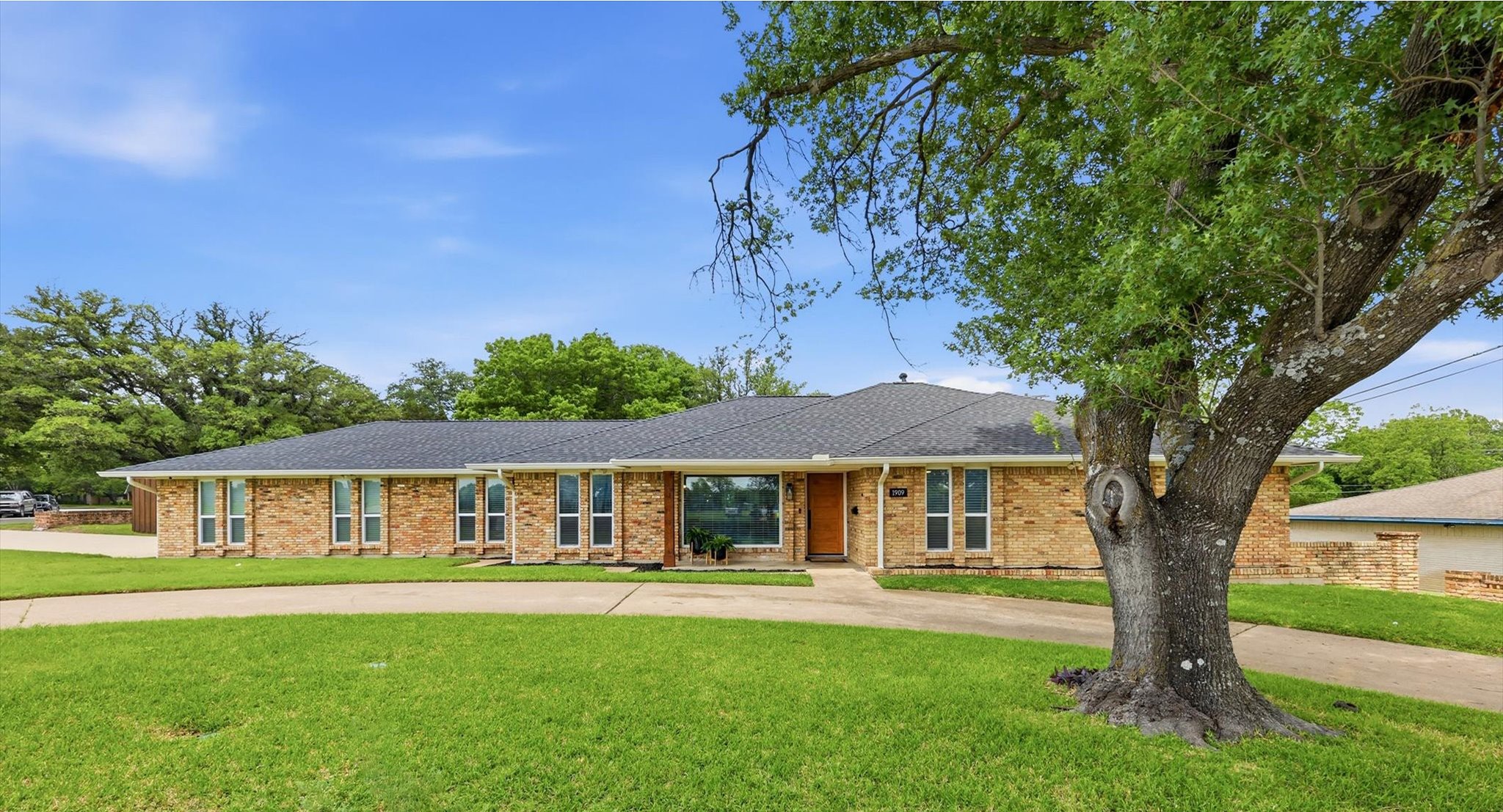 Property photo 02 of 1909 W Red Bird Lane, Dallas, TX 75232 | MLS #21253823