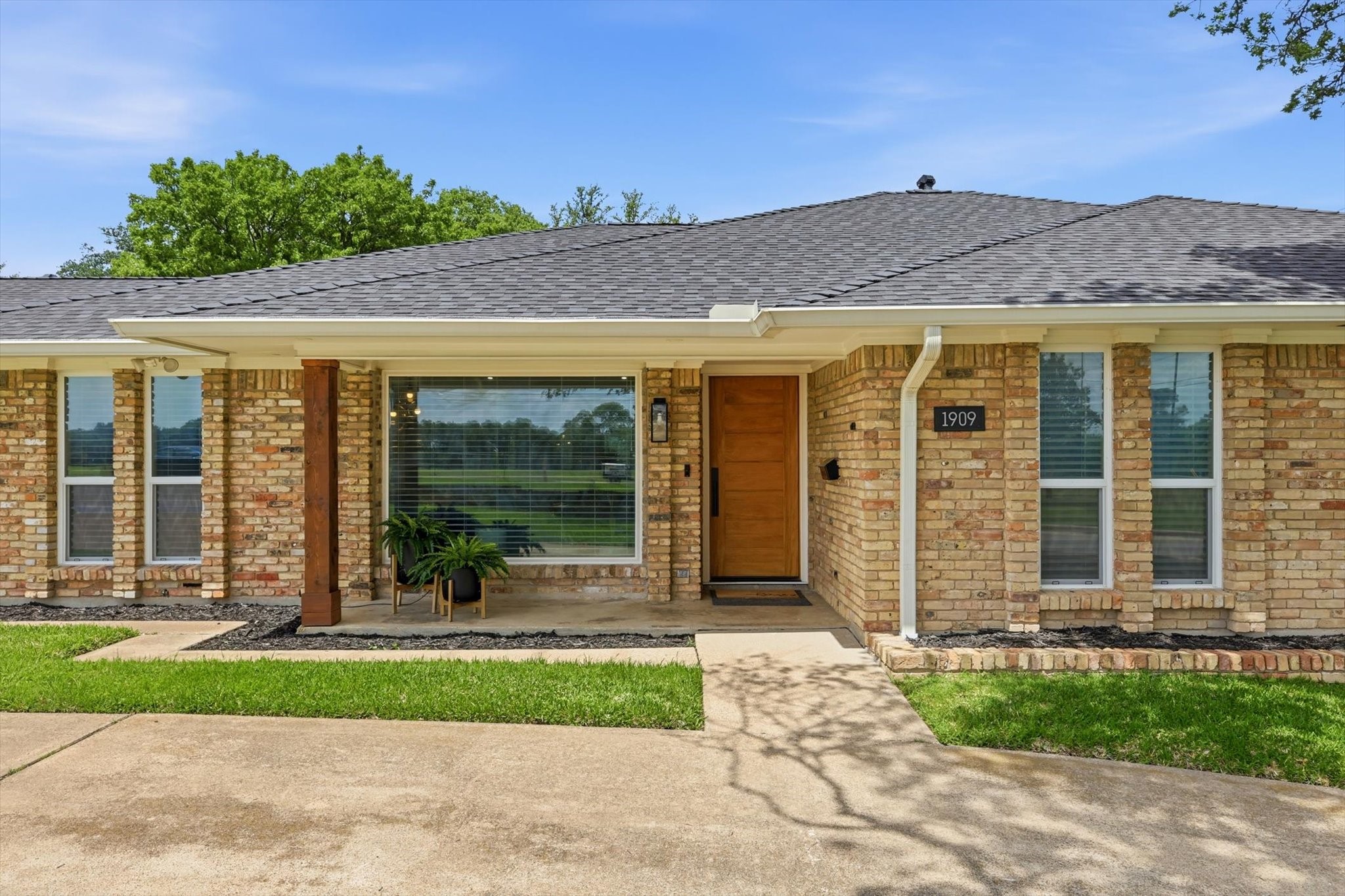 1909 W Red Bird Lane, Dallas, TX, 75232