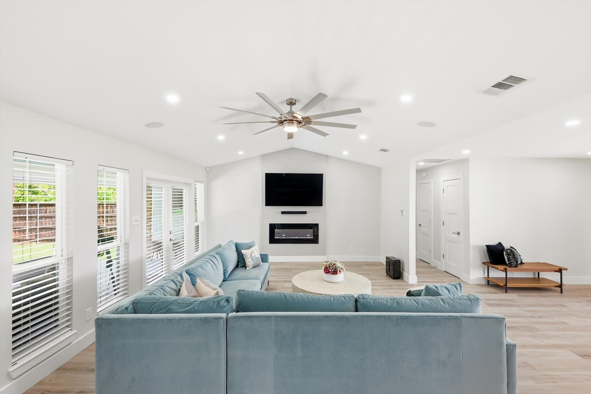 1909 W Red Bird Lane, Dallas, TX, 75232