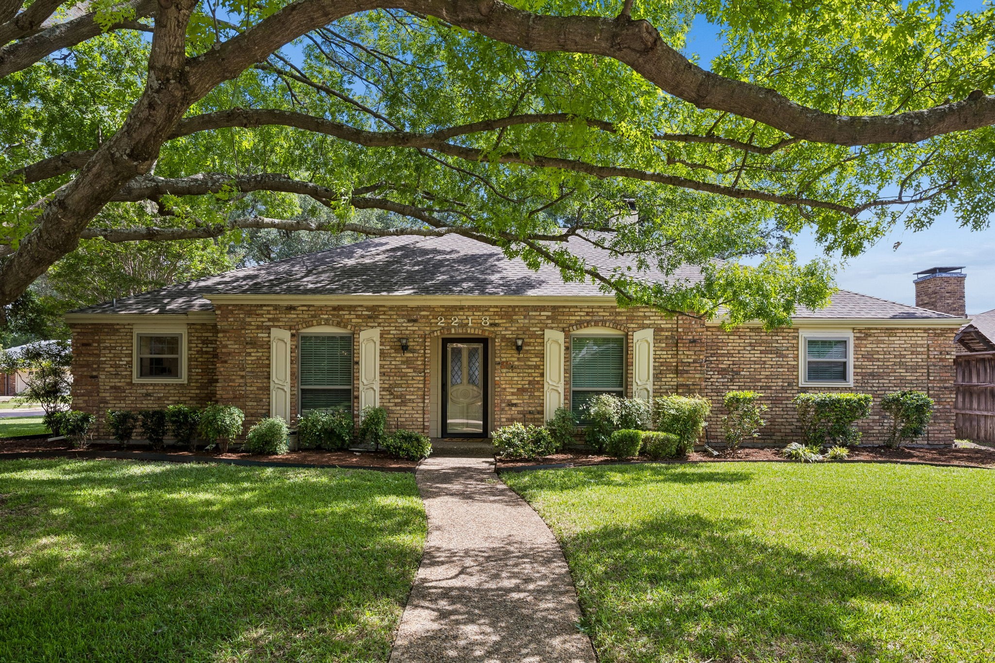 Property photo 01 of 2218 Acacia Street, Richardson, TX 75082 | MLS #21255742