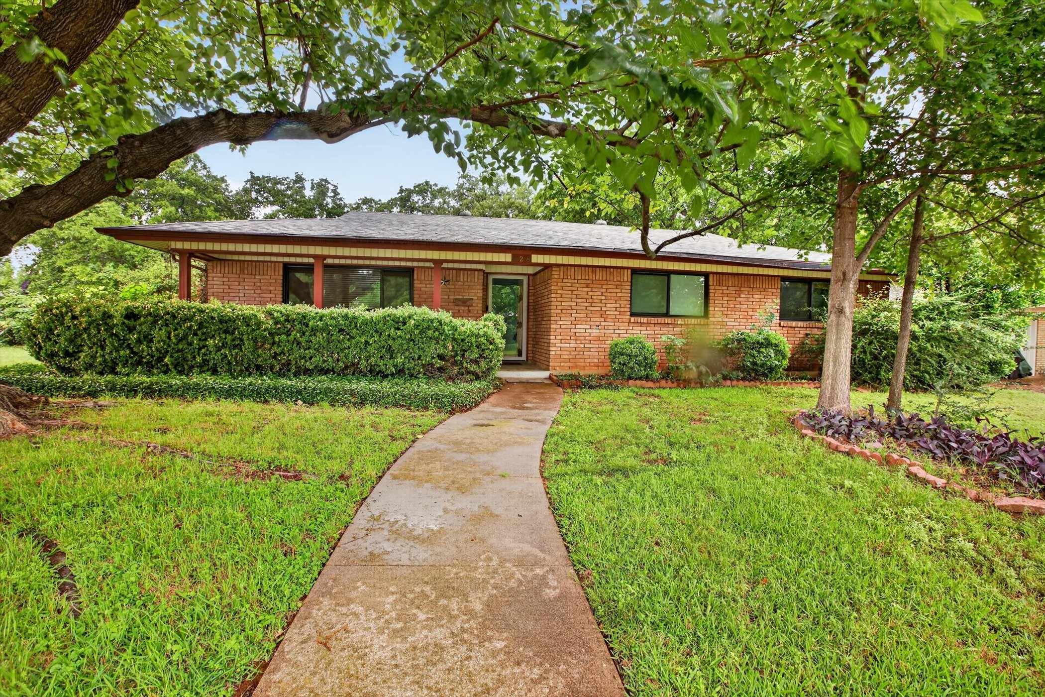 Property photo 01 of 628 W Redbud Drive, Hurst, TX 76053 | MLS #21256156