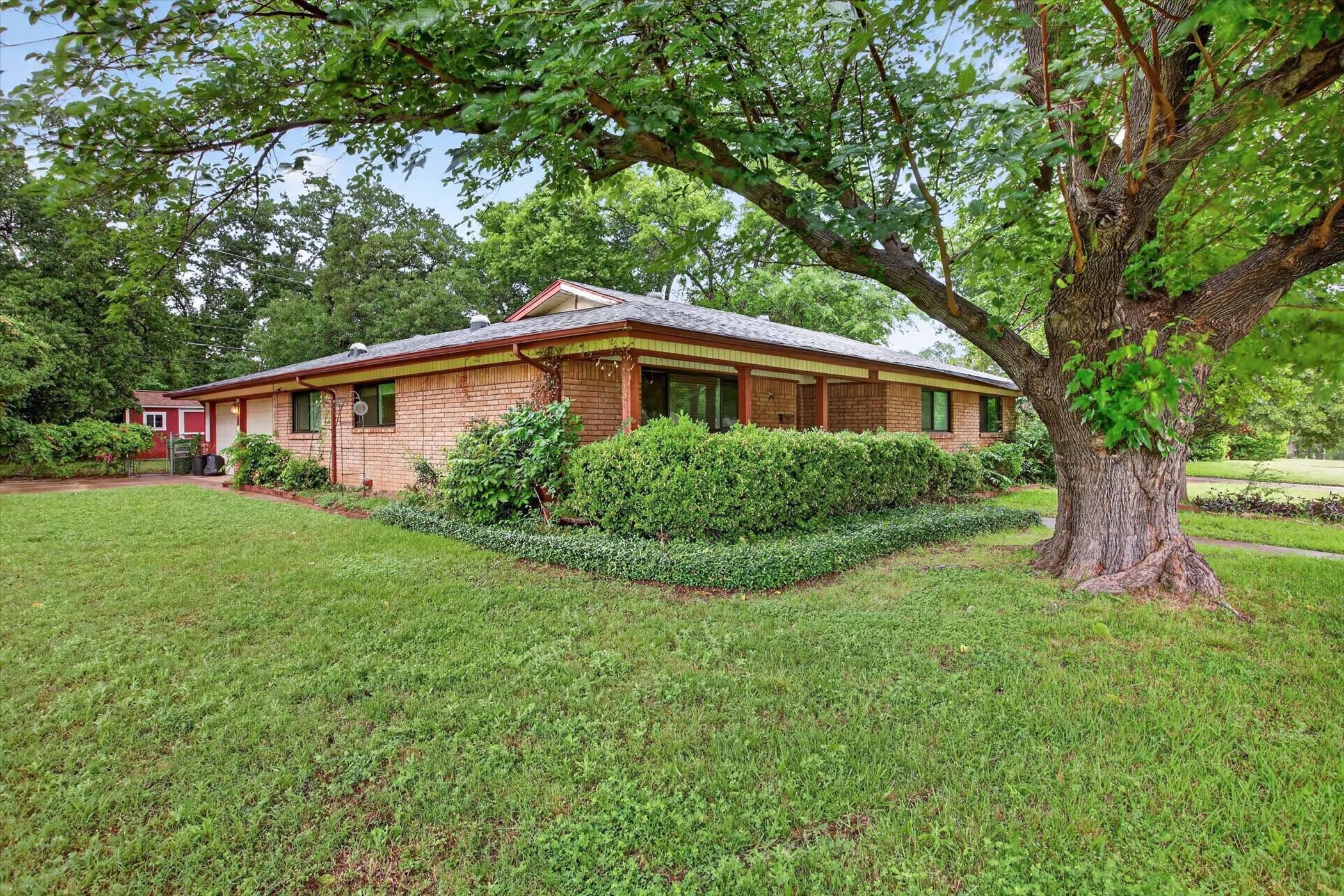 Property photo 02 of 628 W Redbud Drive, Hurst, TX 76053 | MLS #21256156