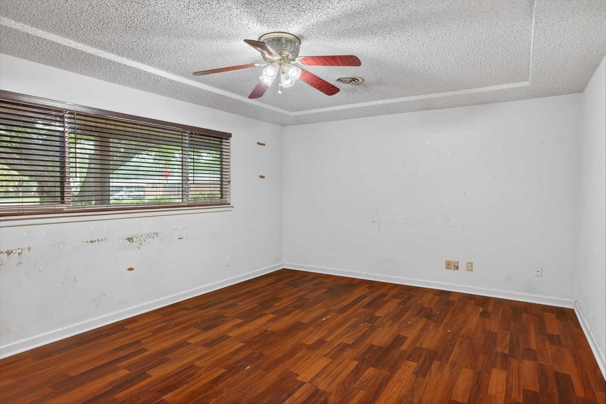 Property photo 03 of 628 W Redbud Drive, Hurst, TX 76053 | MLS #21256156