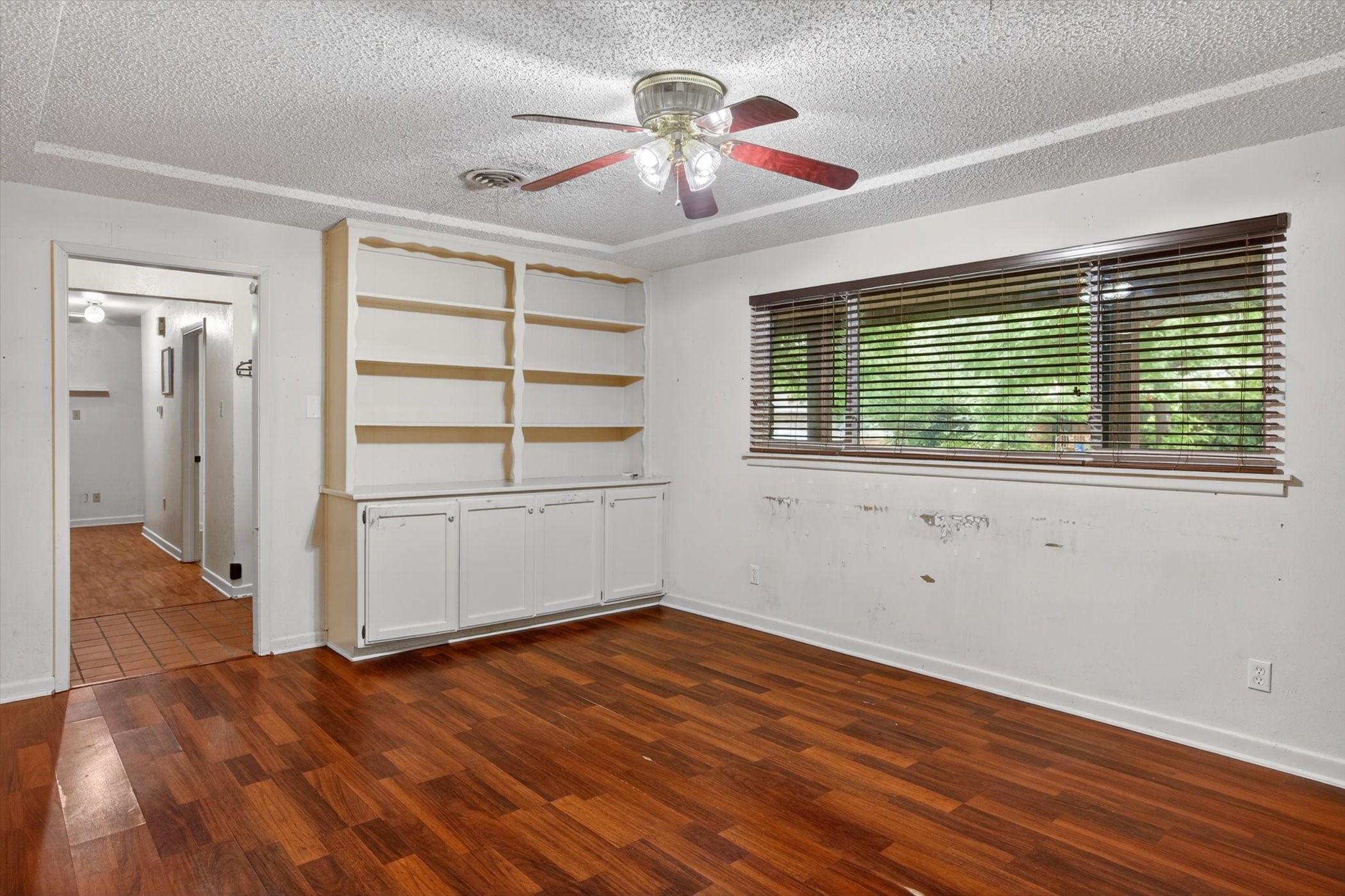 Property photo 04 of 628 W Redbud Drive, Hurst, TX 76053 | MLS #21256156