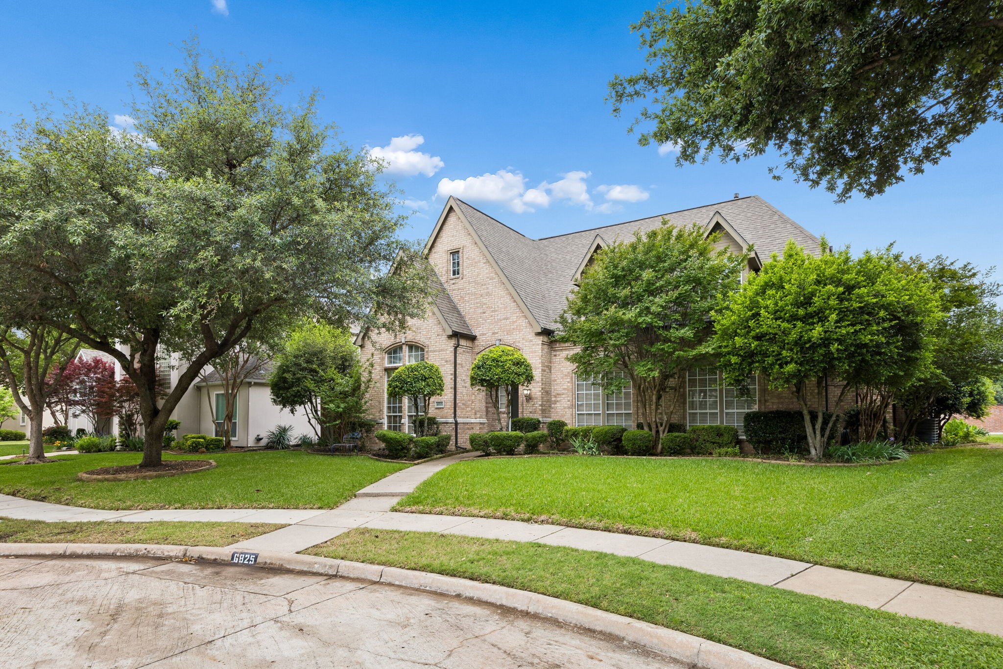 Property photo 02 of 6825 Oak Park Lane, Plano, TX 75023 | MLS #21256292