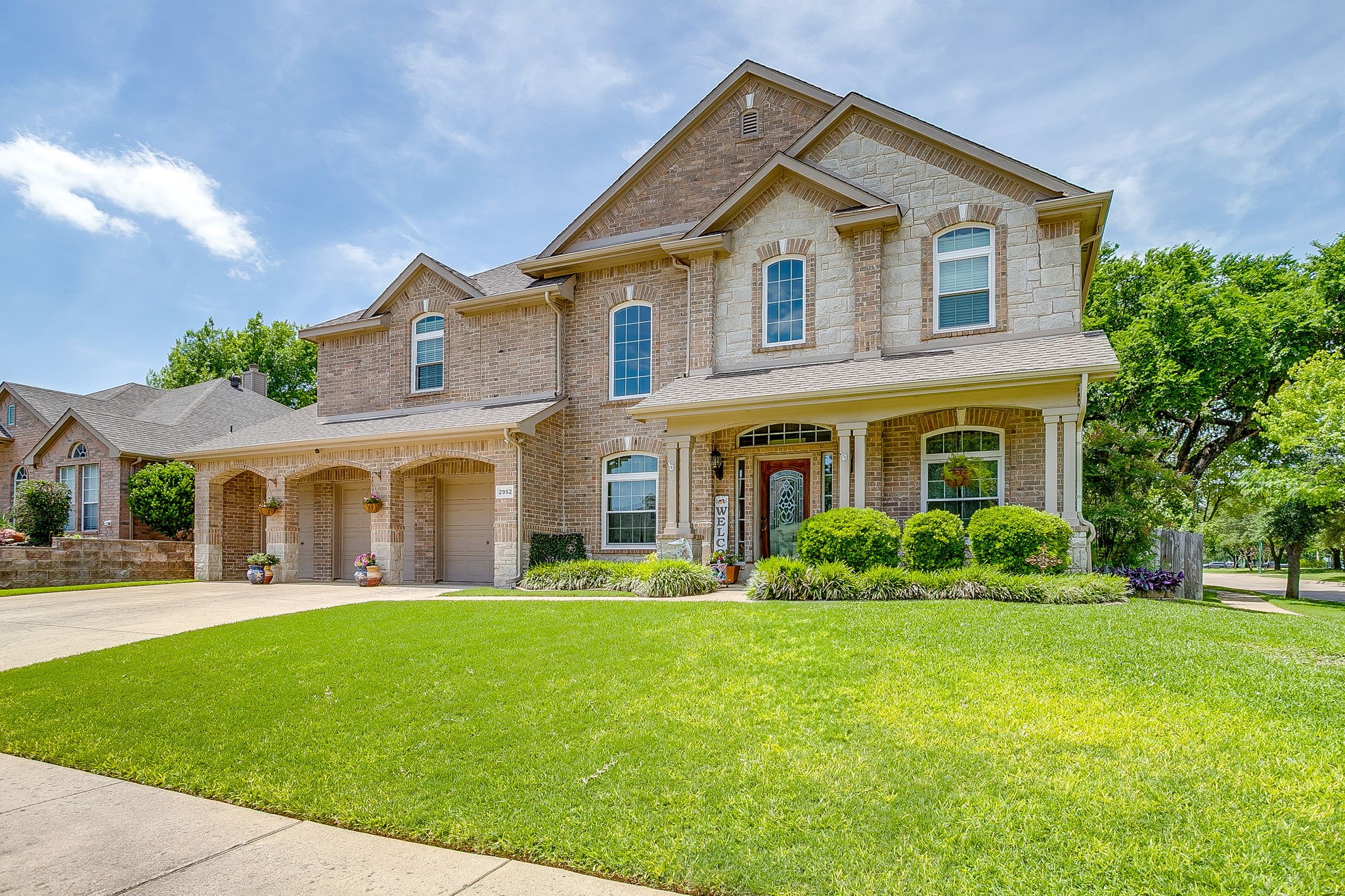 Property photo 02 of 2952 S Masters Court, Burleson, TX 76028 | MLS #21257073