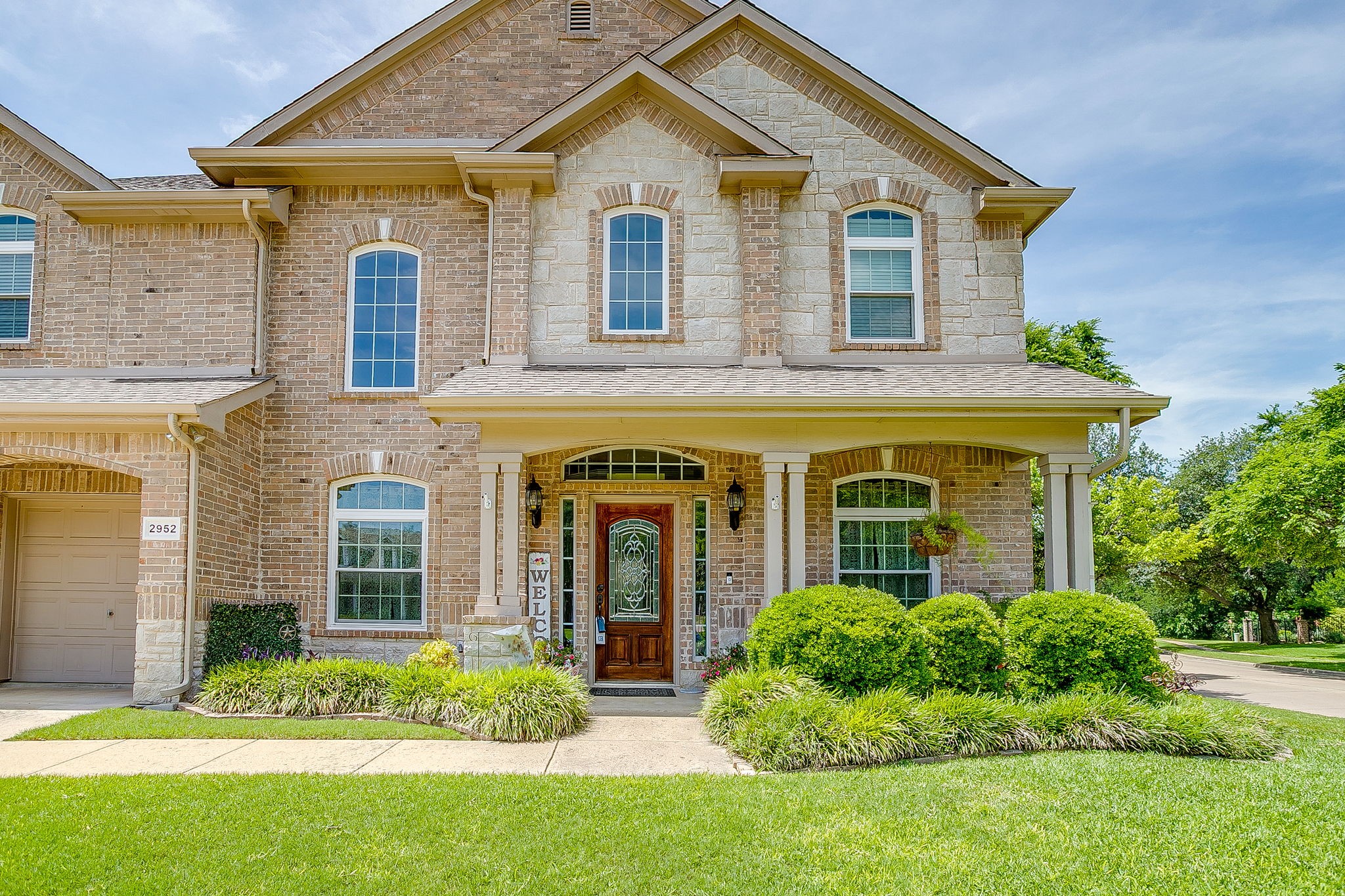 Property photo 03 of 2952 S Masters Court, Burleson, TX 76028 | MLS #21257073