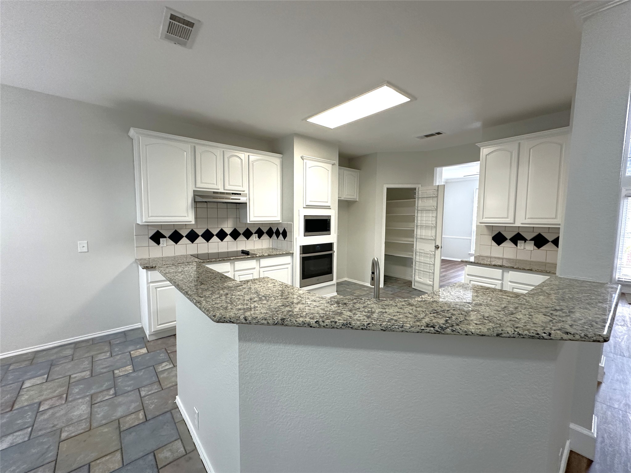 Property photo 02 of 6704 Alderbrook Drive, Denton, TX 76210 | MLS #21257494