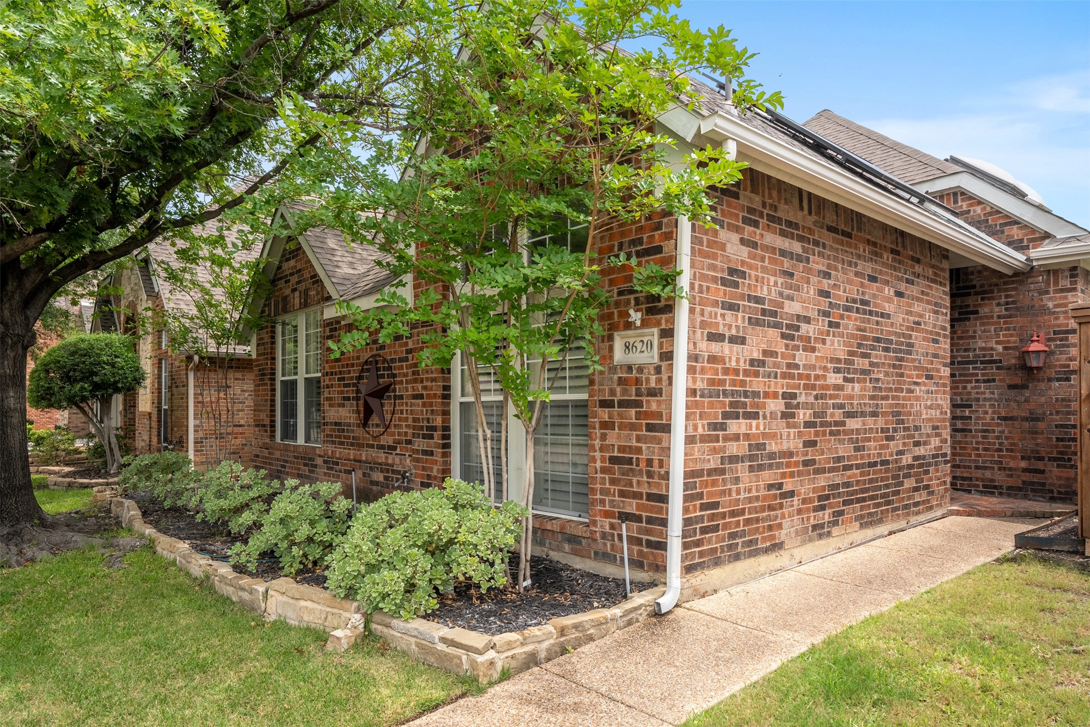 Property photo 02 of 8620 Forest Glen Drive, Irving, TX 75063 | MLS #21257615