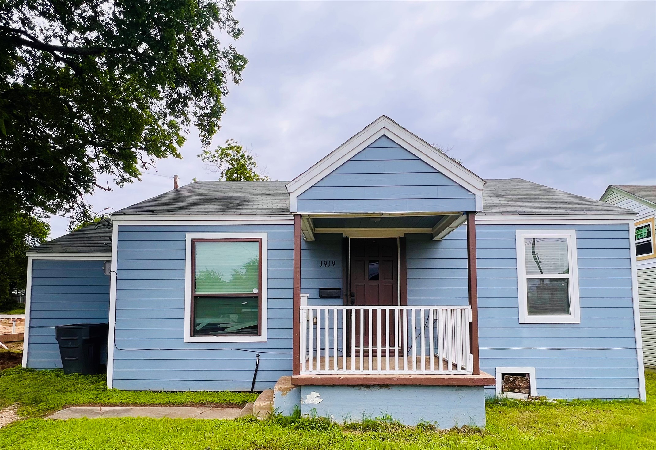 Property photo 01 of 1919 E Ledbetter Drive, Dallas, TX 75216 | MLS #21257859