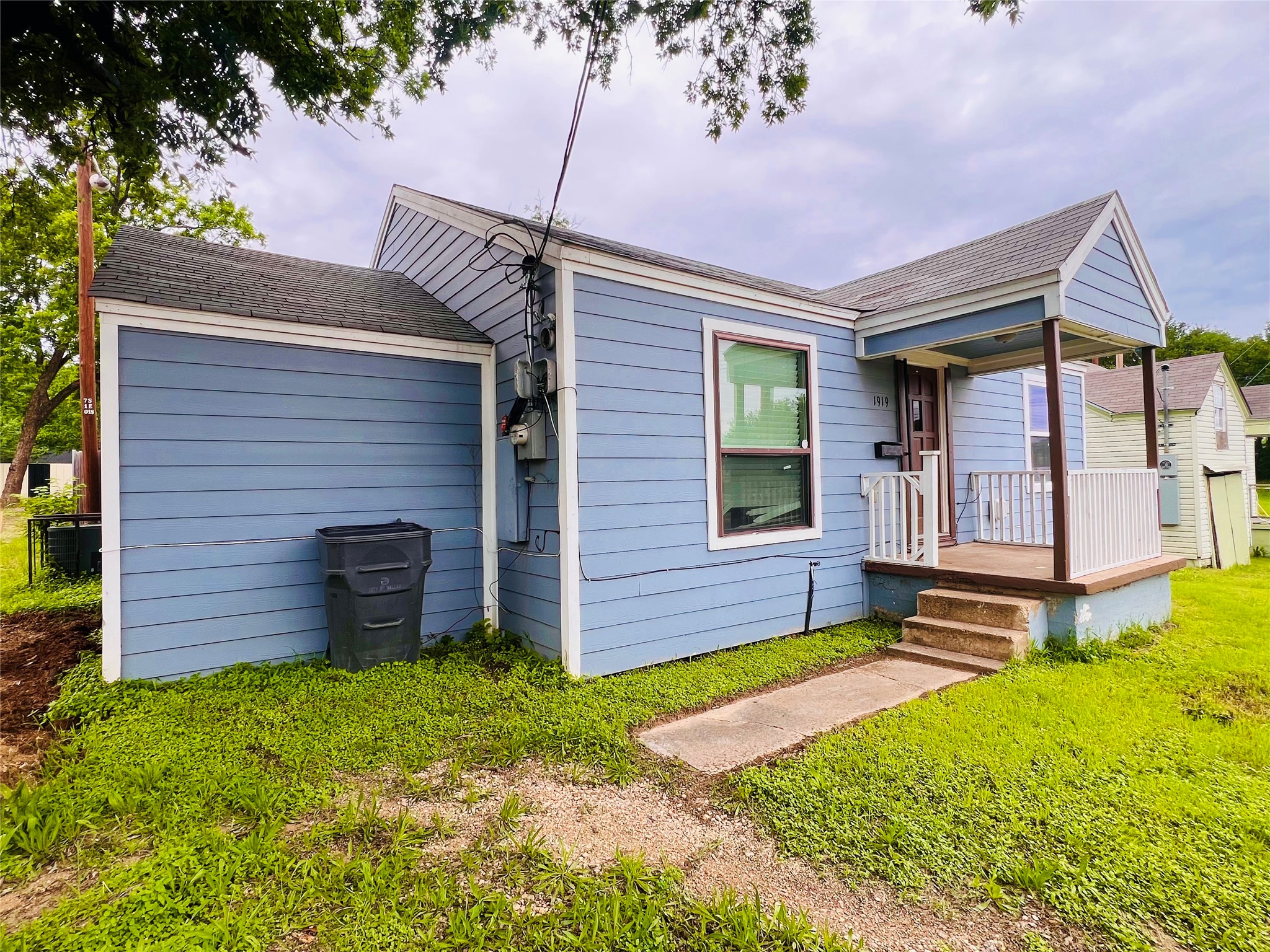 Property photo 03 of 1919 E Ledbetter Drive, Dallas, TX 75216 | MLS #21257859