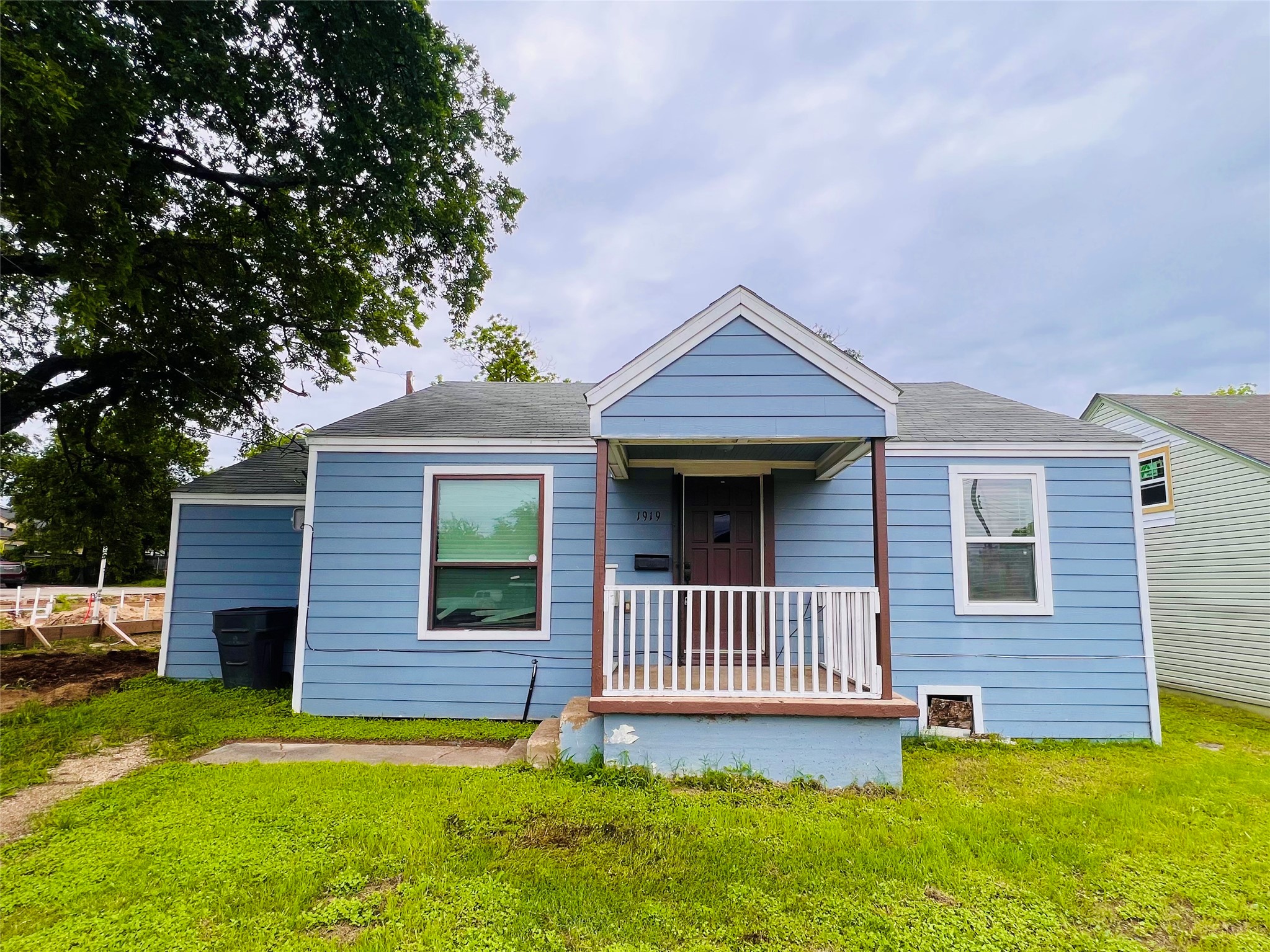 Property photo 04 of 1919 E Ledbetter Drive, Dallas, TX 75216 | MLS #21257859