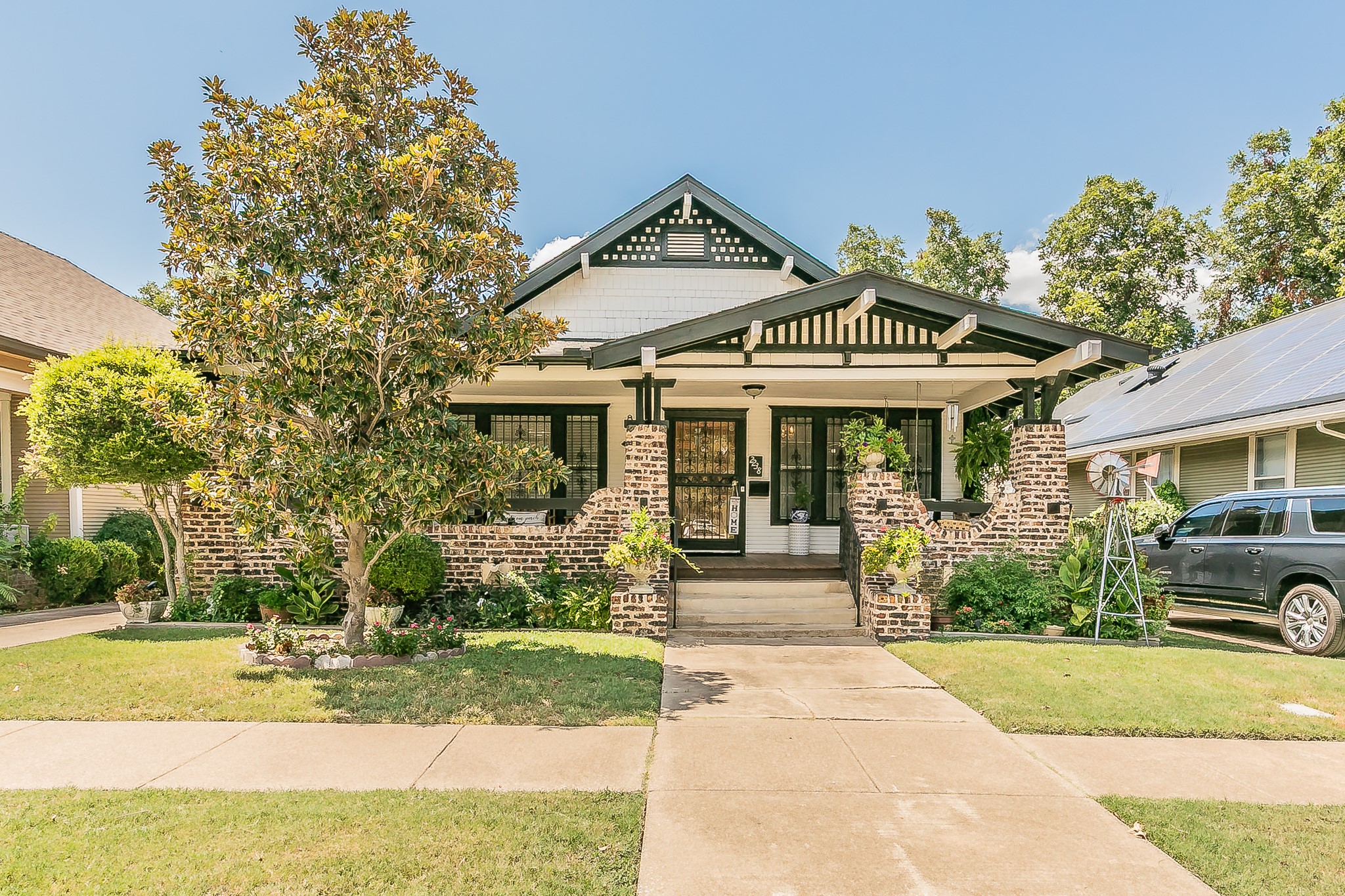 Property photo 01 of 2238 College Avenue Fort, Worth, TX 76110 | MLS #21257951
