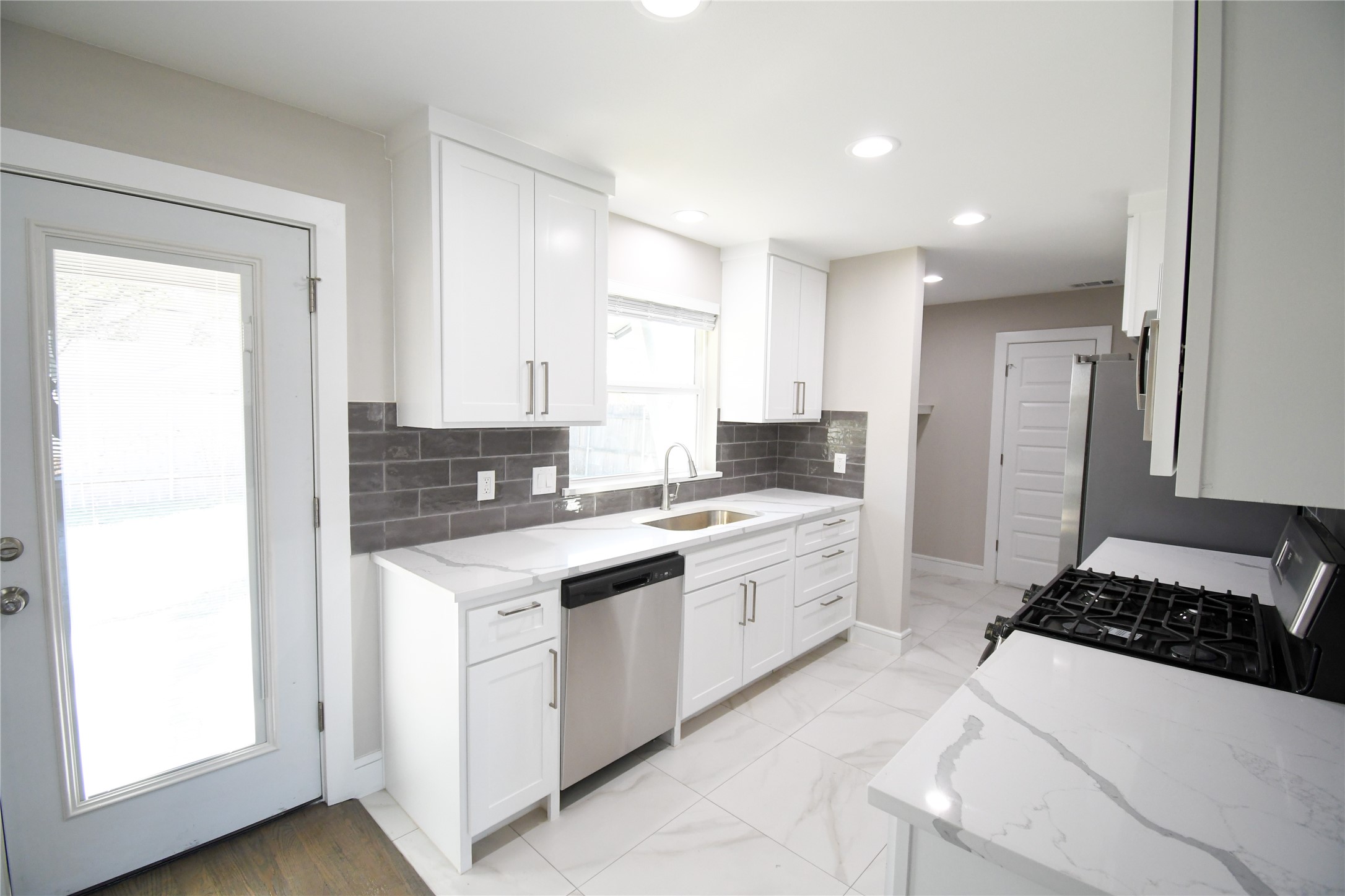 Property photo 02 of 1422 Addington Street, Irving, TX 75062 | MLS #21258220