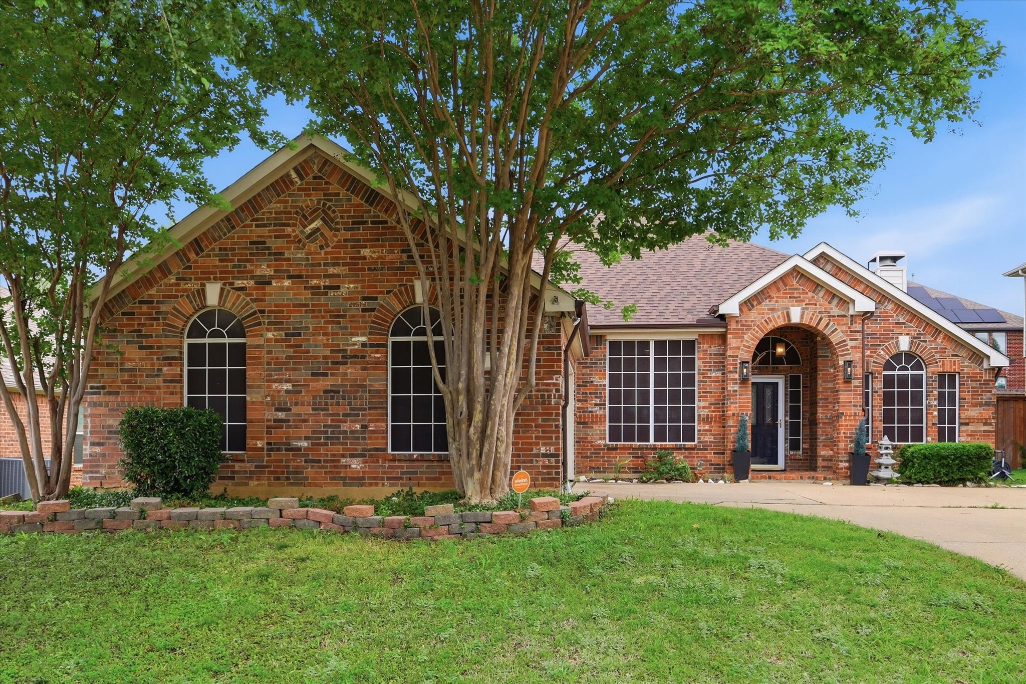 Property photo 02 of 520 E Sandra Lane Grand, Prairie, TX 75052 | MLS #21258577