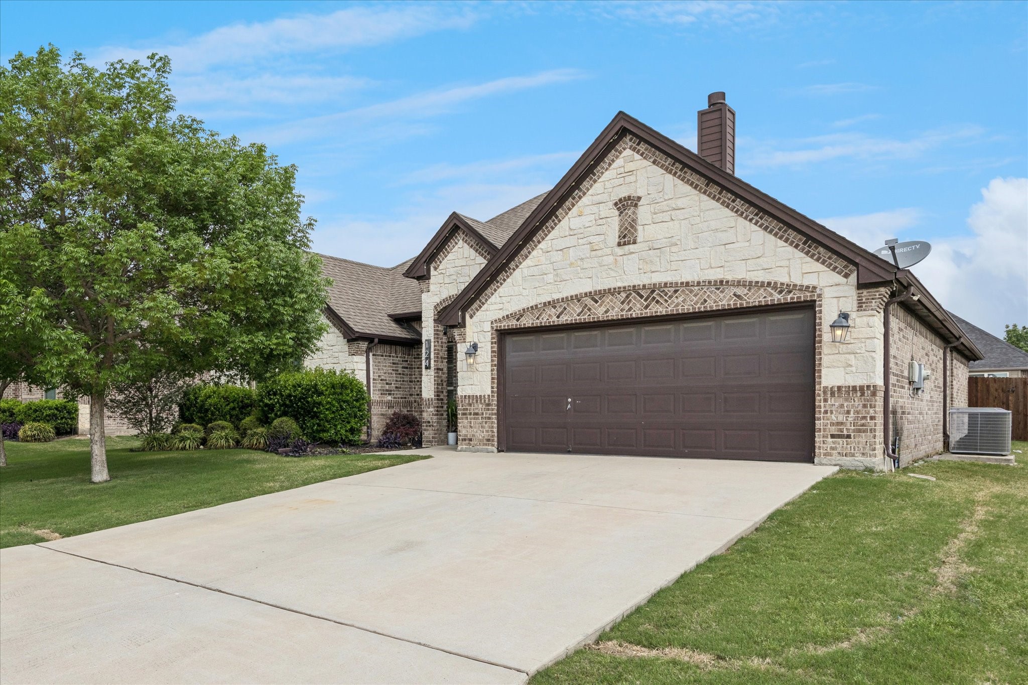 Property photo 01 of 124 Camouflage Circle Willow, Park, TX 76008 | MLS #21258700