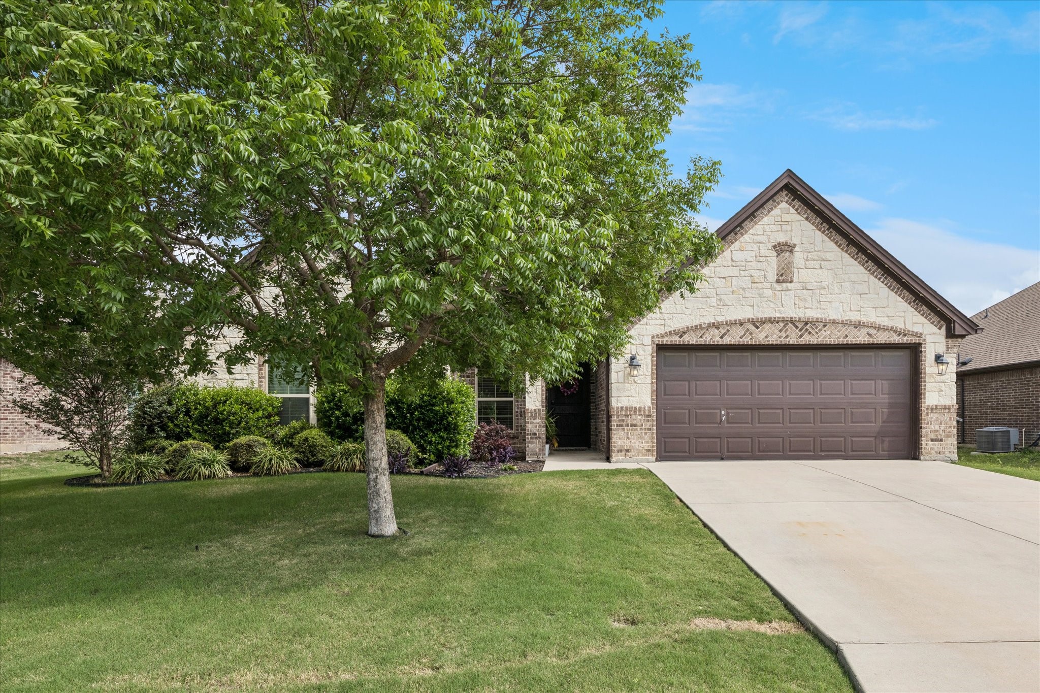 Property photo 02 of 124 Camouflage Circle Willow, Park, TX 76008 | MLS #21258700