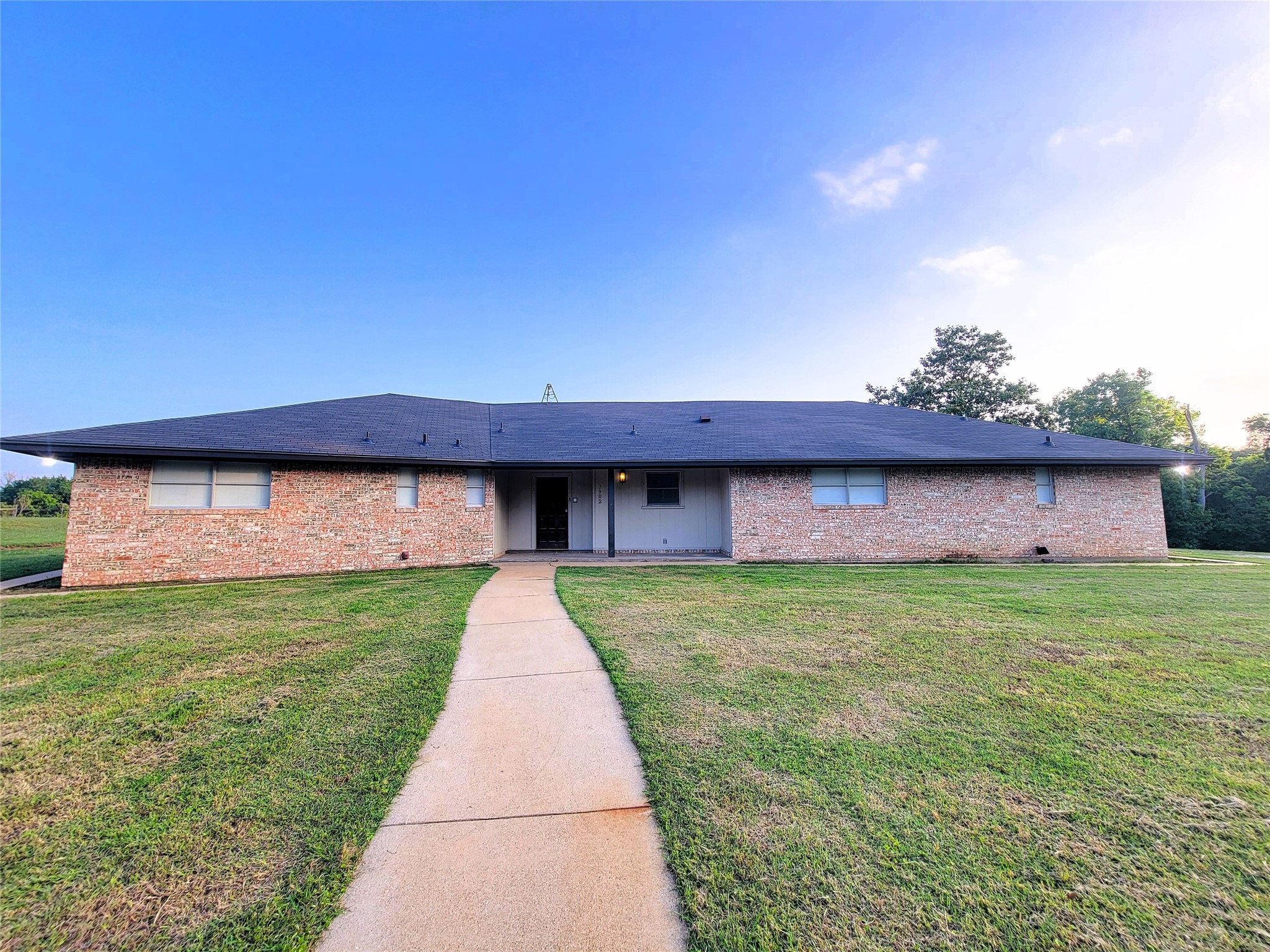 Property photo 01 of 3902 E Bankhead Highway, Weatherford, TX 76087 | MLS #21258767