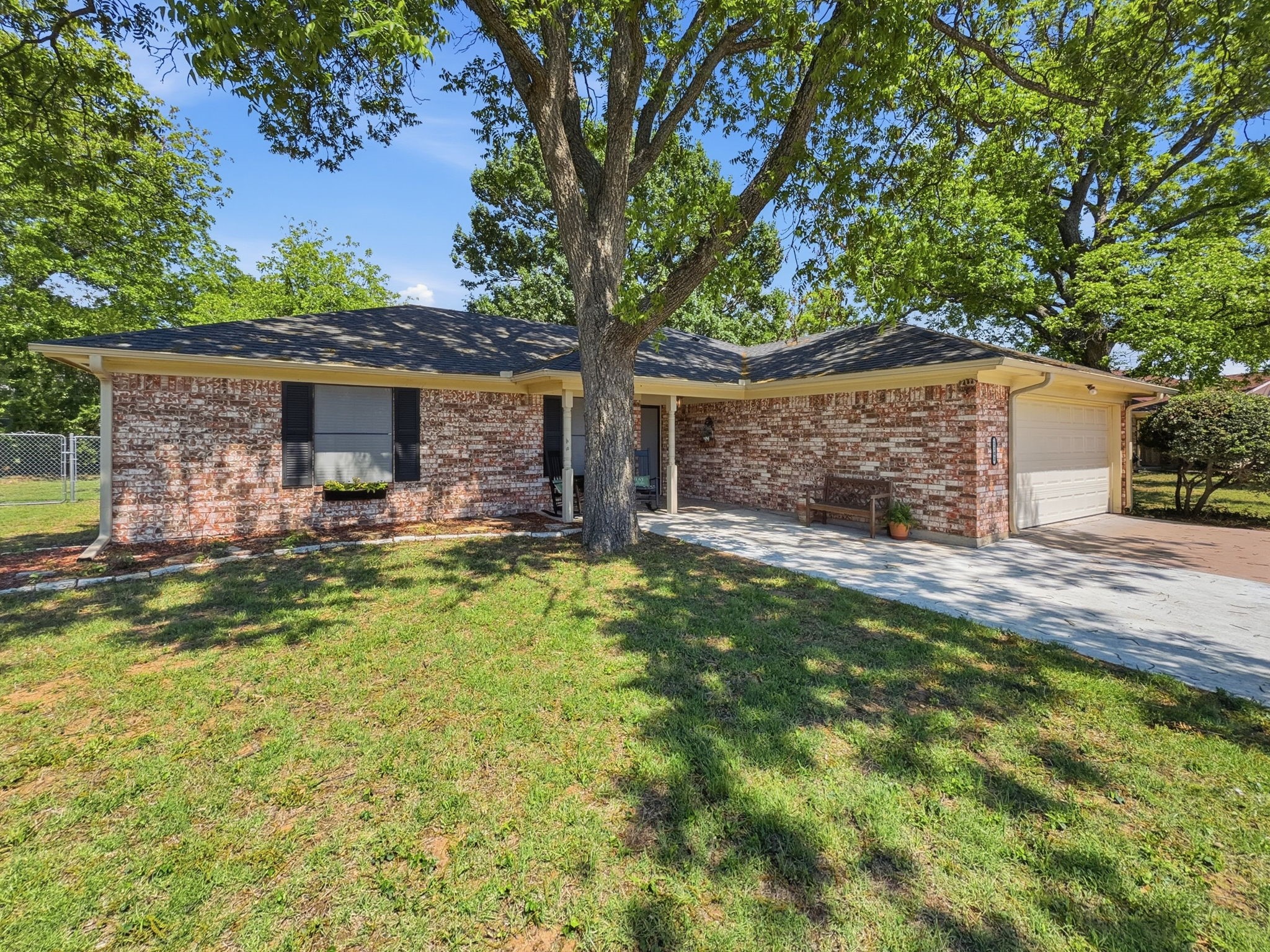 Property photo 01 of 1103 Holiday Court, Granbury, TX 76048 | MLS #21259938