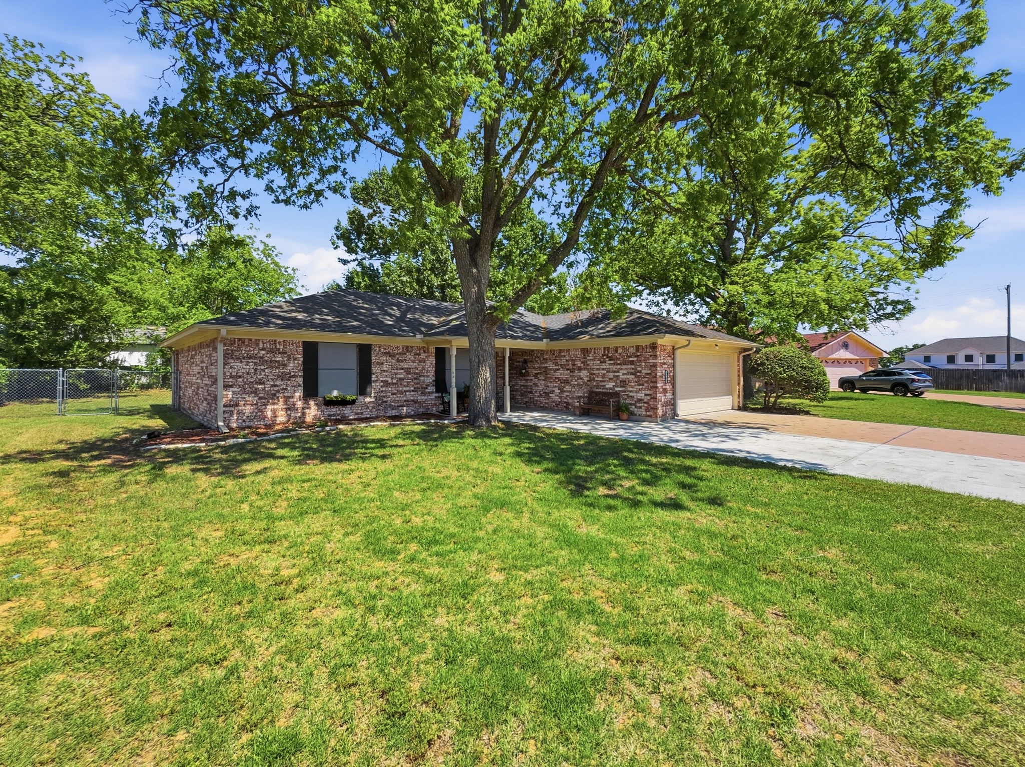 Property photo 02 of 1103 Holiday Court, Granbury, TX 76048 | MLS #21259938