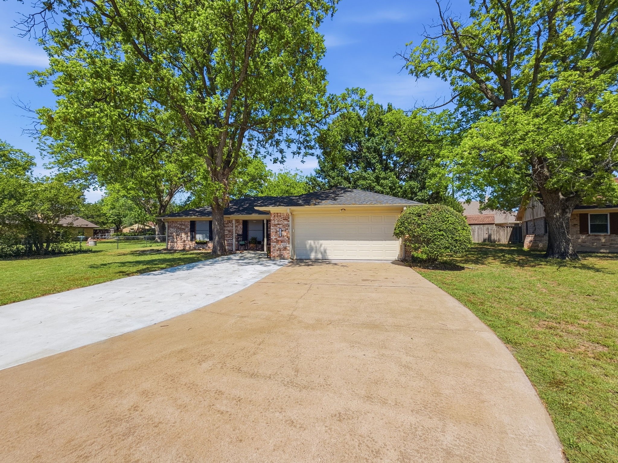 Property photo 04 of 1103 Holiday Court, Granbury, TX 76048 | MLS #21259938