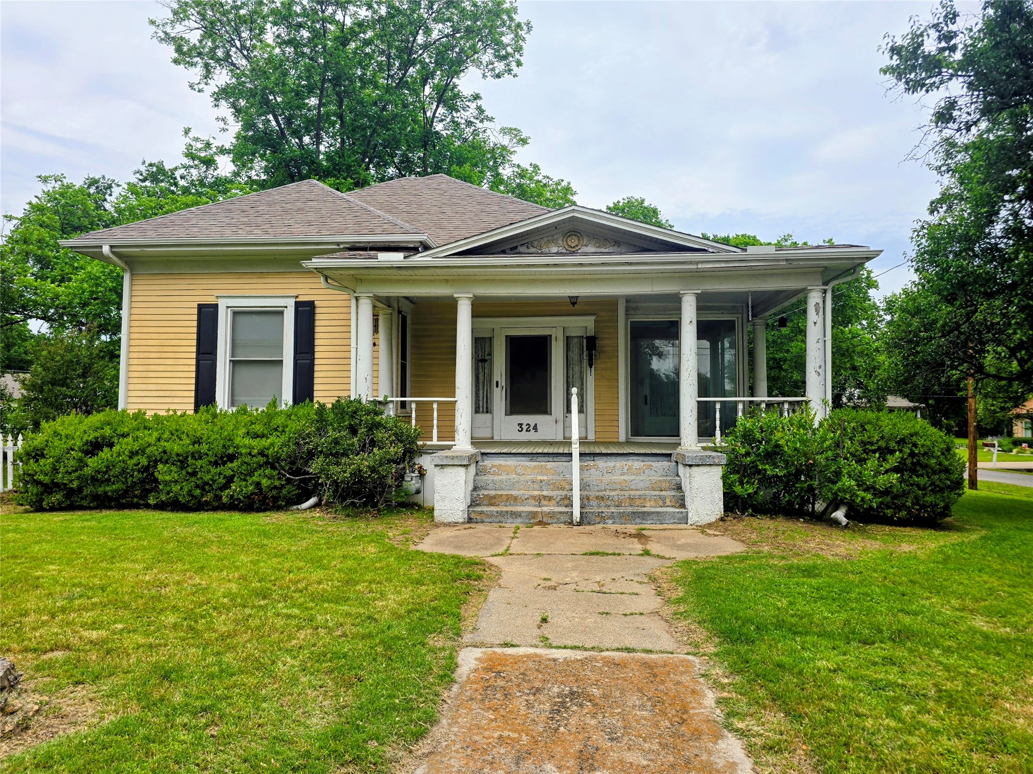 Property photo 01 of 324 E Liberty Street Pilot, Point, TX 76258 | MLS #21260008