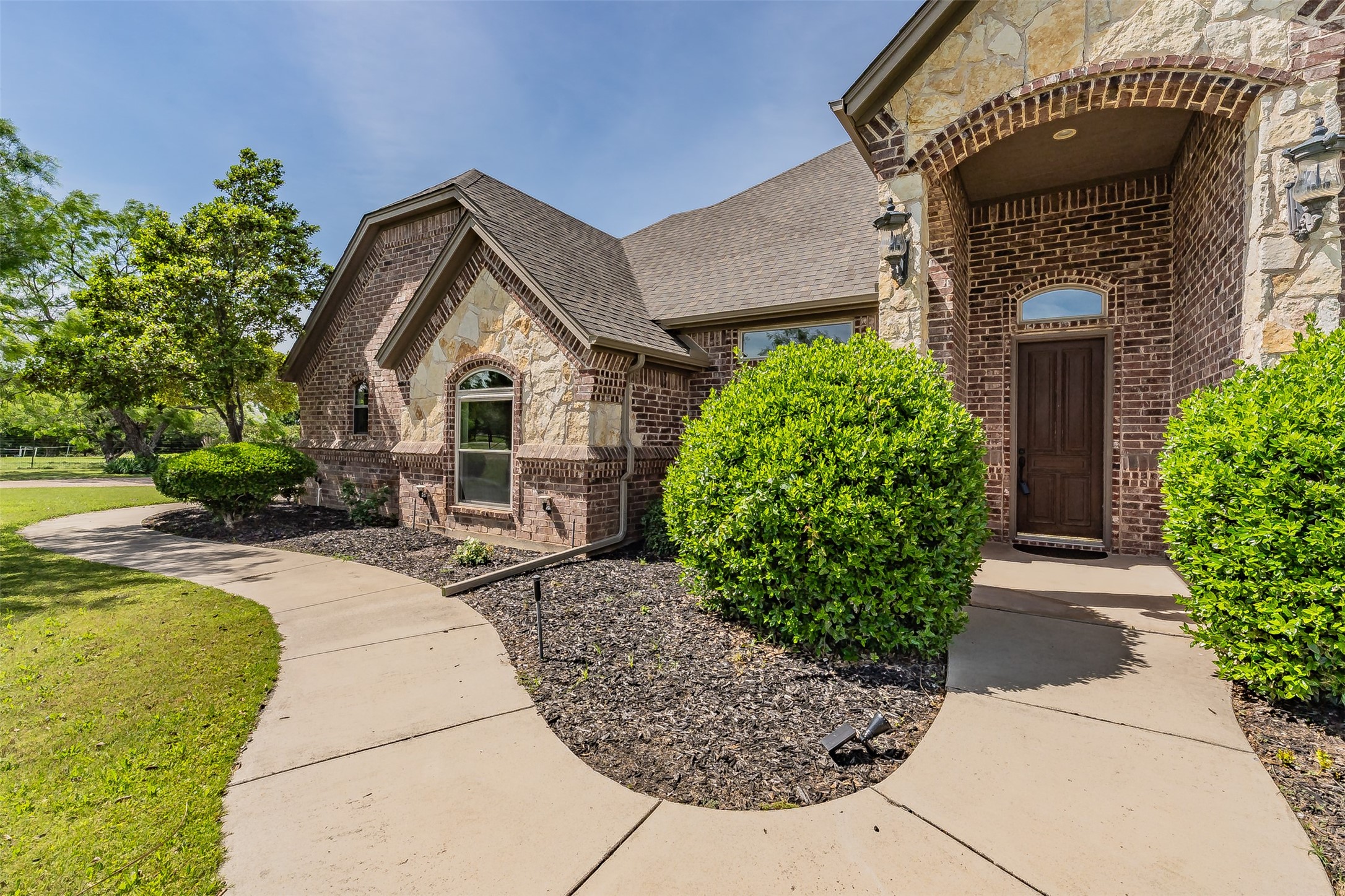 Property photo 02 of 170 Paradise Canyon Circle, Paradise, TX 76073 | MLS #21261025
