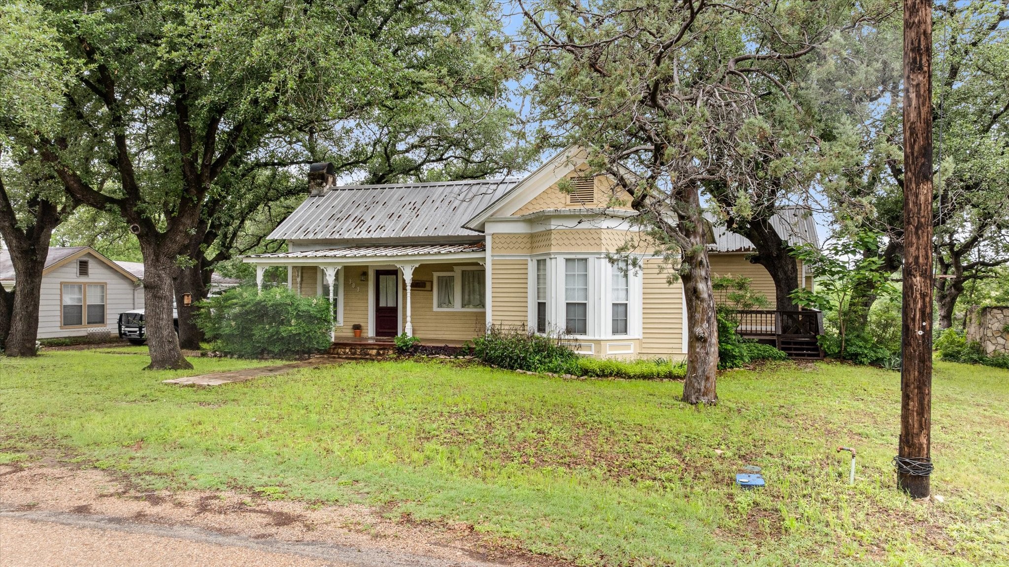 Property photo 01 of 303 E Mclain, Iredell, TX 76649 | MLS #21261215