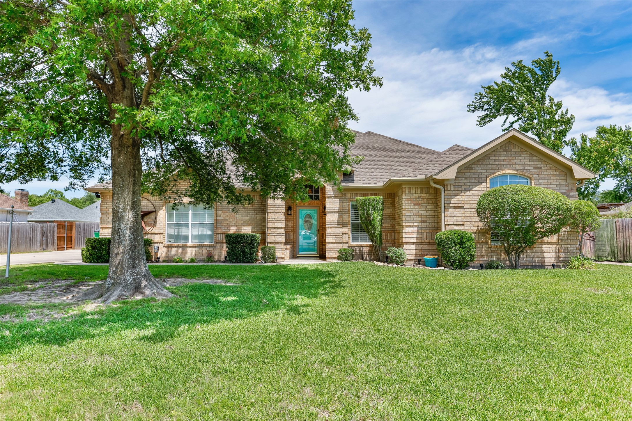 Property photo 01 of 908 Wheeler Creek Drive, Gainesville, TX 76240 | MLS #21261261