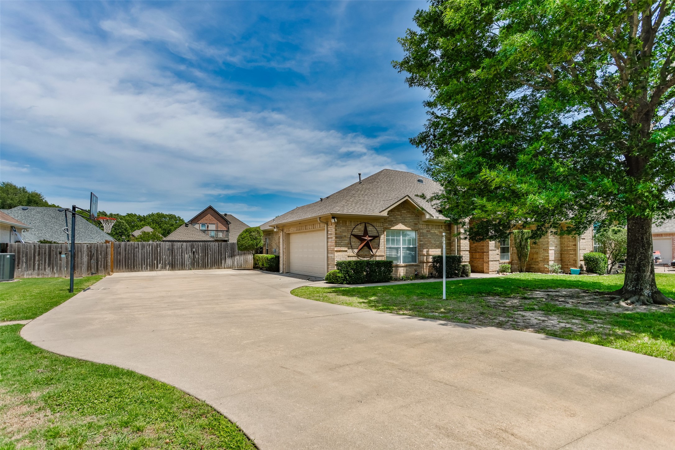 Property photo 03 of 908 Wheeler Creek Drive, Gainesville, TX 76240 | MLS #21261261