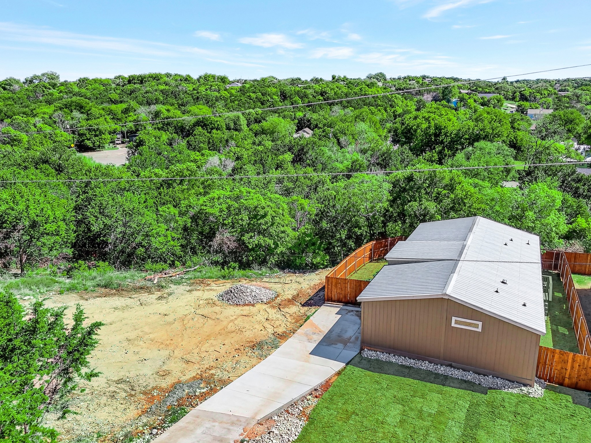 Property photo 01 of 815 Thicket Trail, Granbury, TX 76048 | MLS #21261325